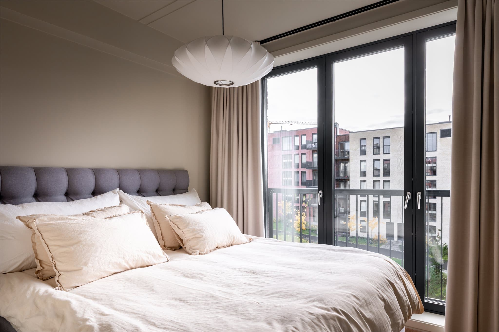 Store, takhøye dører med fransk balkong.