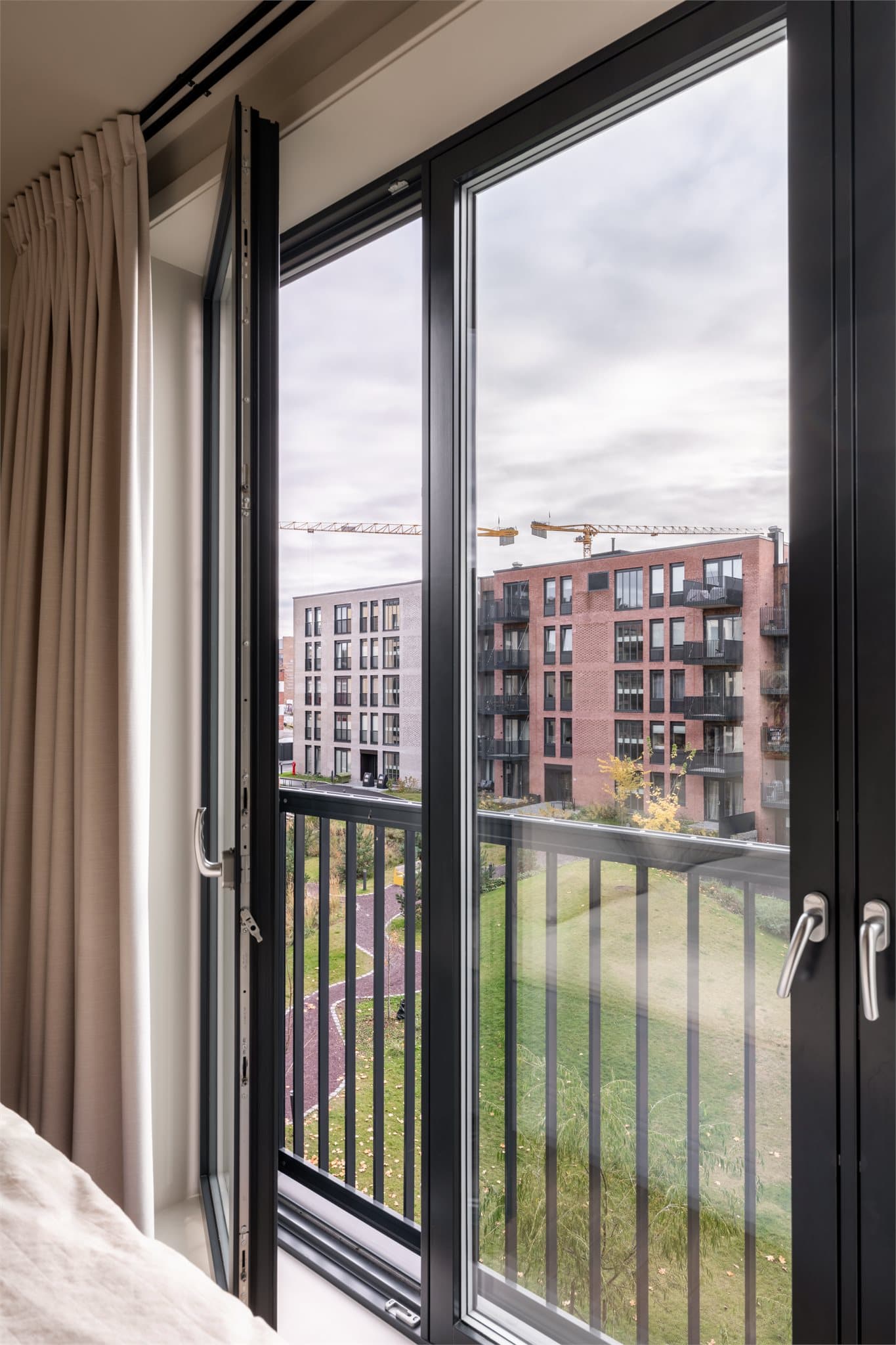 Soverommet vender mot et rolig, skjermet gårdsrom, og legger alt til rette for en god natts søvn.