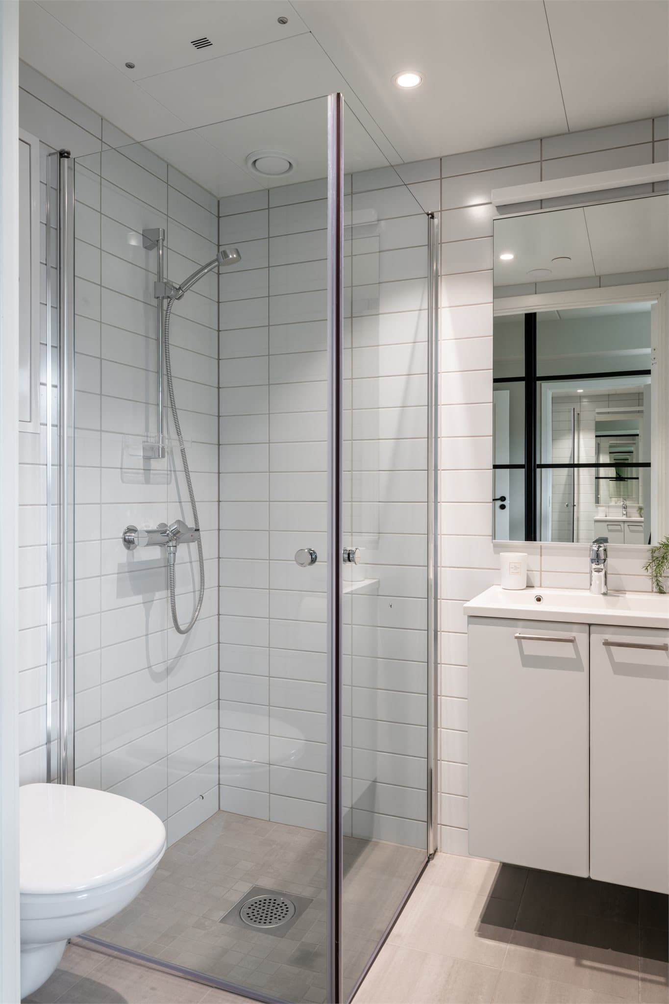 Med både dusj, servant og toalett har dere alt dere trenger på badet.