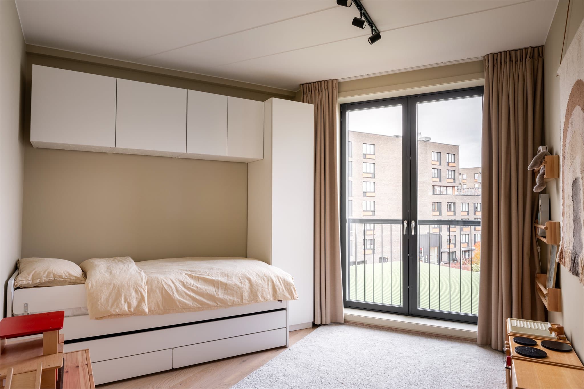 Et lyst og trivelig barnerom som passer perfekt for familiens minste.