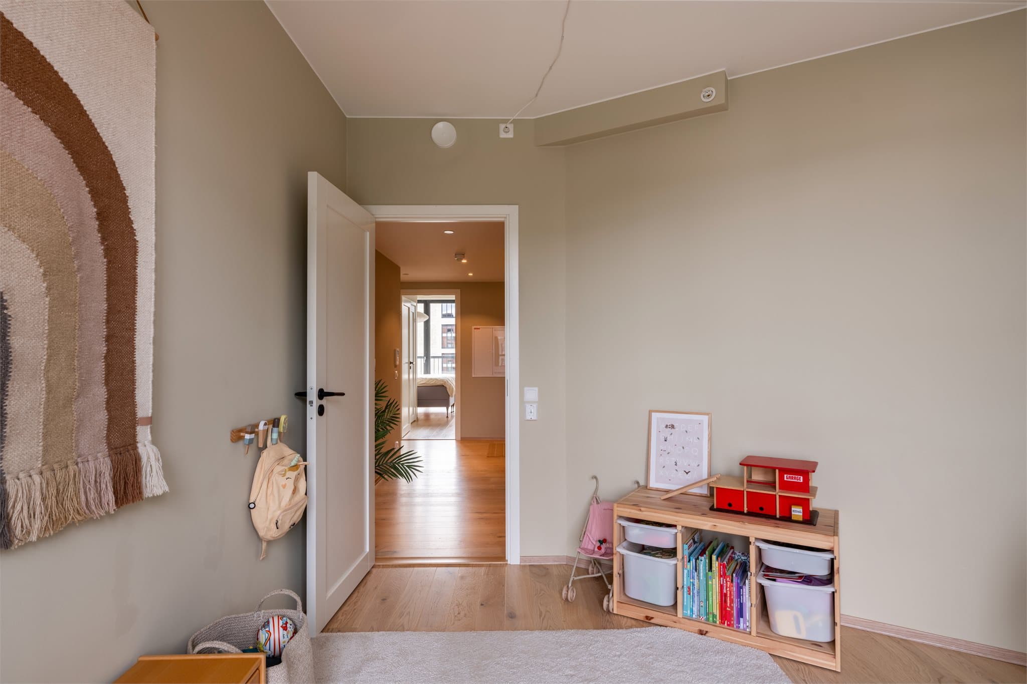 Rommets gode størrelse gir plass til både lek og ro, med god plass til seng, skrivepult og oppbevaring.