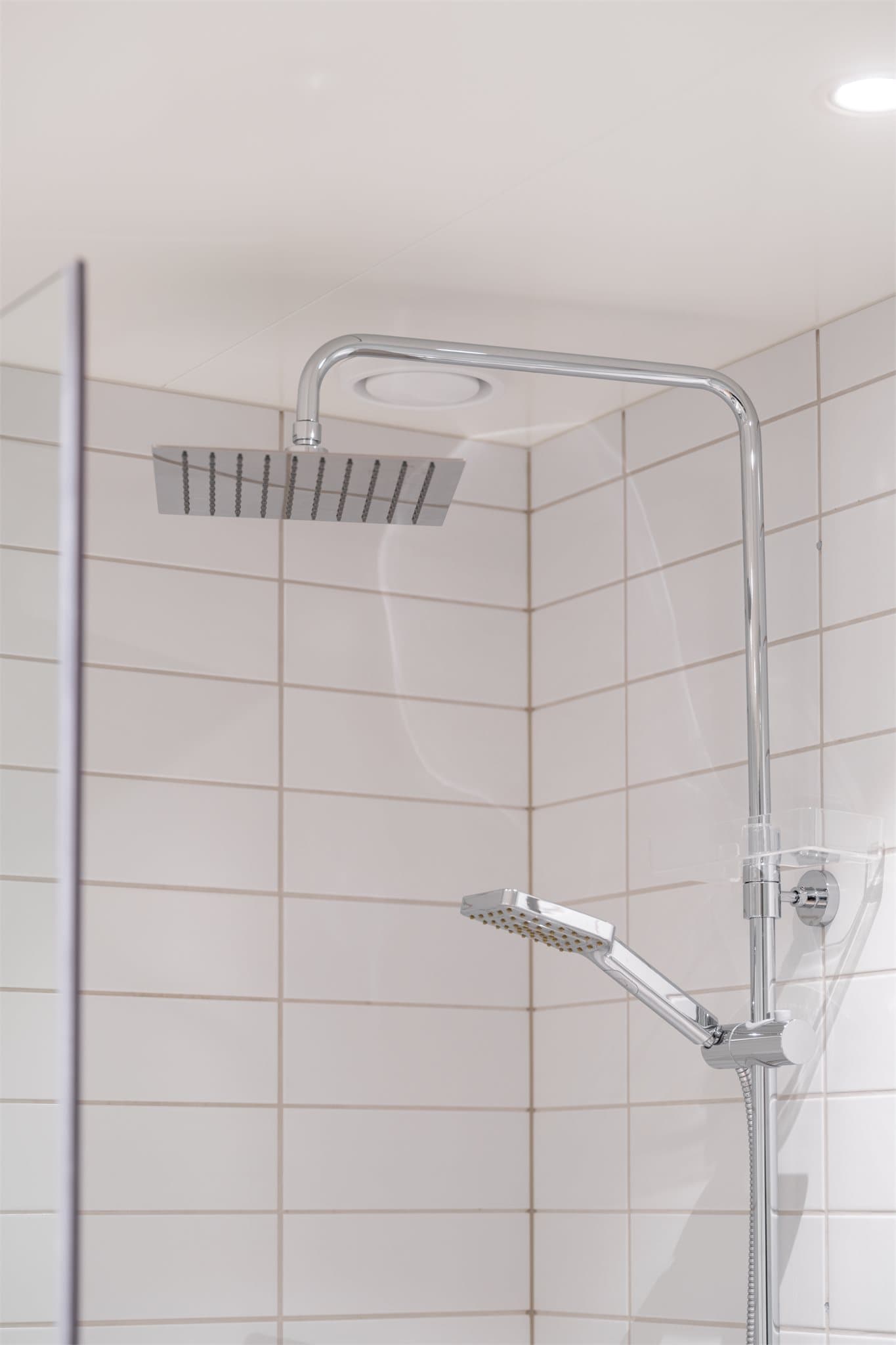 Opplev spafølelsen hjemme – regnfallsdusj som kombinerer design og velvære.