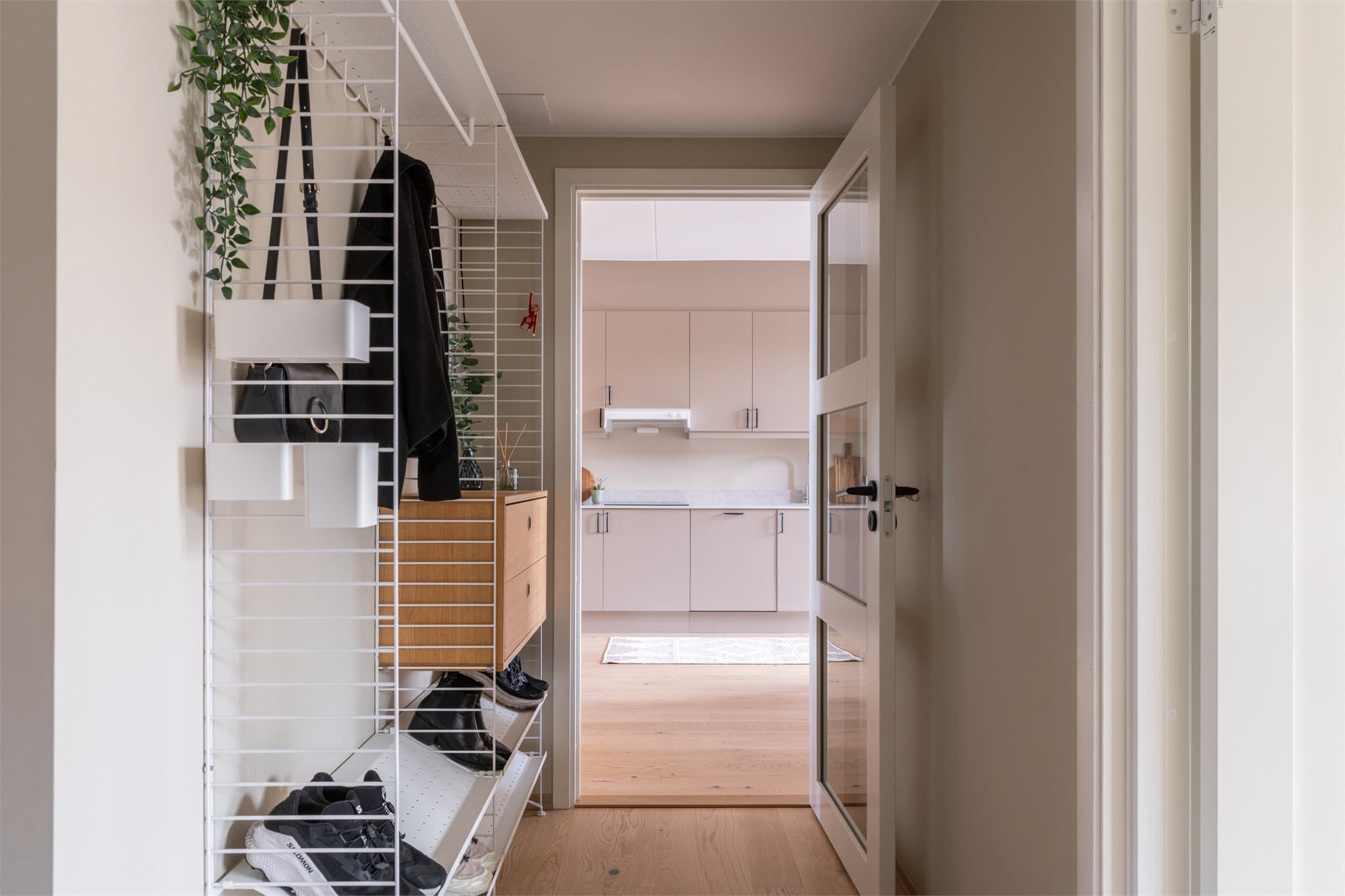 Her er det lett å holde orden, og dere får mange muligheter til å skape smarte og praktiske oppbevaringsløsninger som passer deres hverdag.