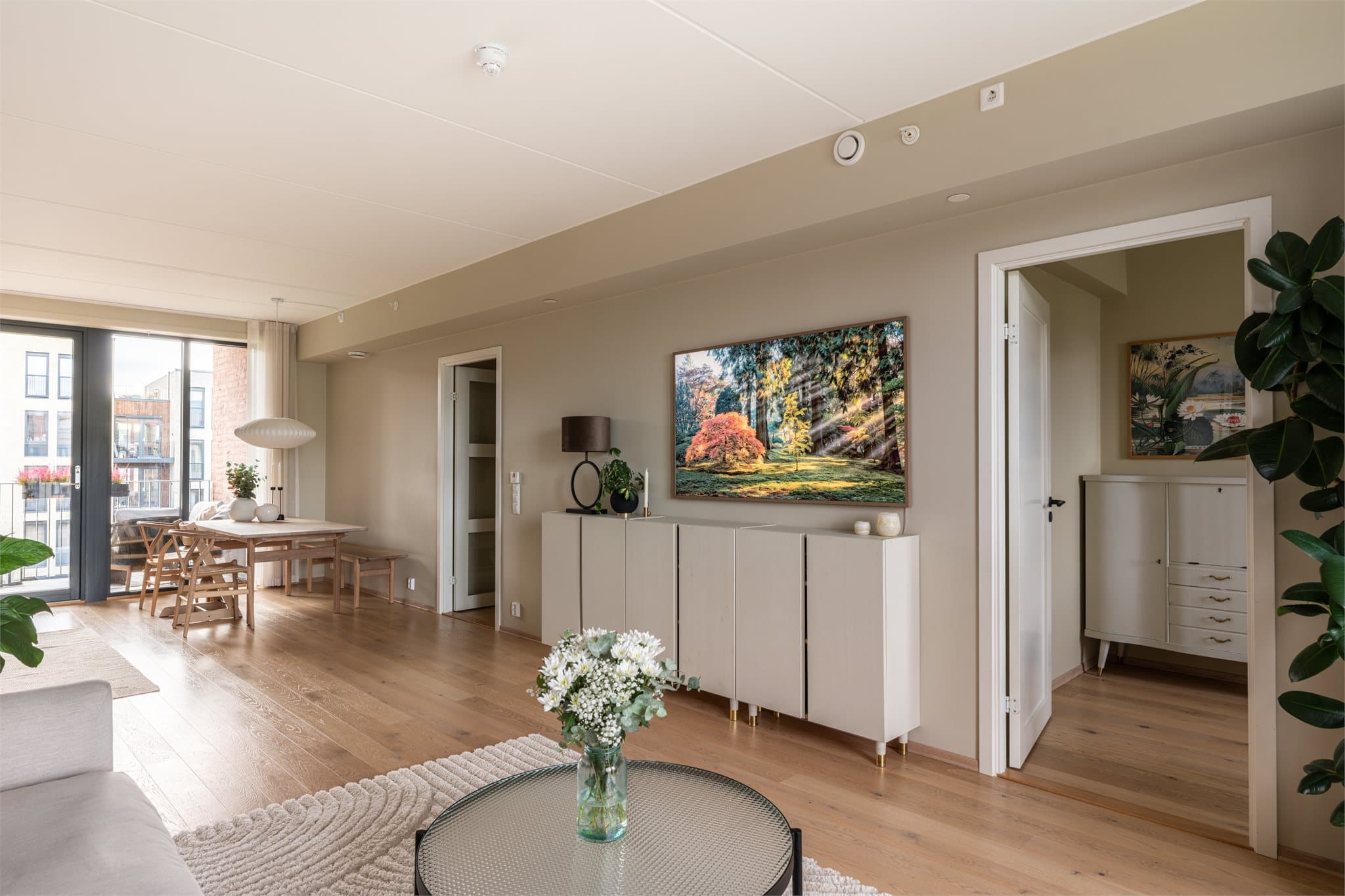 Det langstrakte oppholdsrommet byr på luftige soner og en herlig romfølelse.