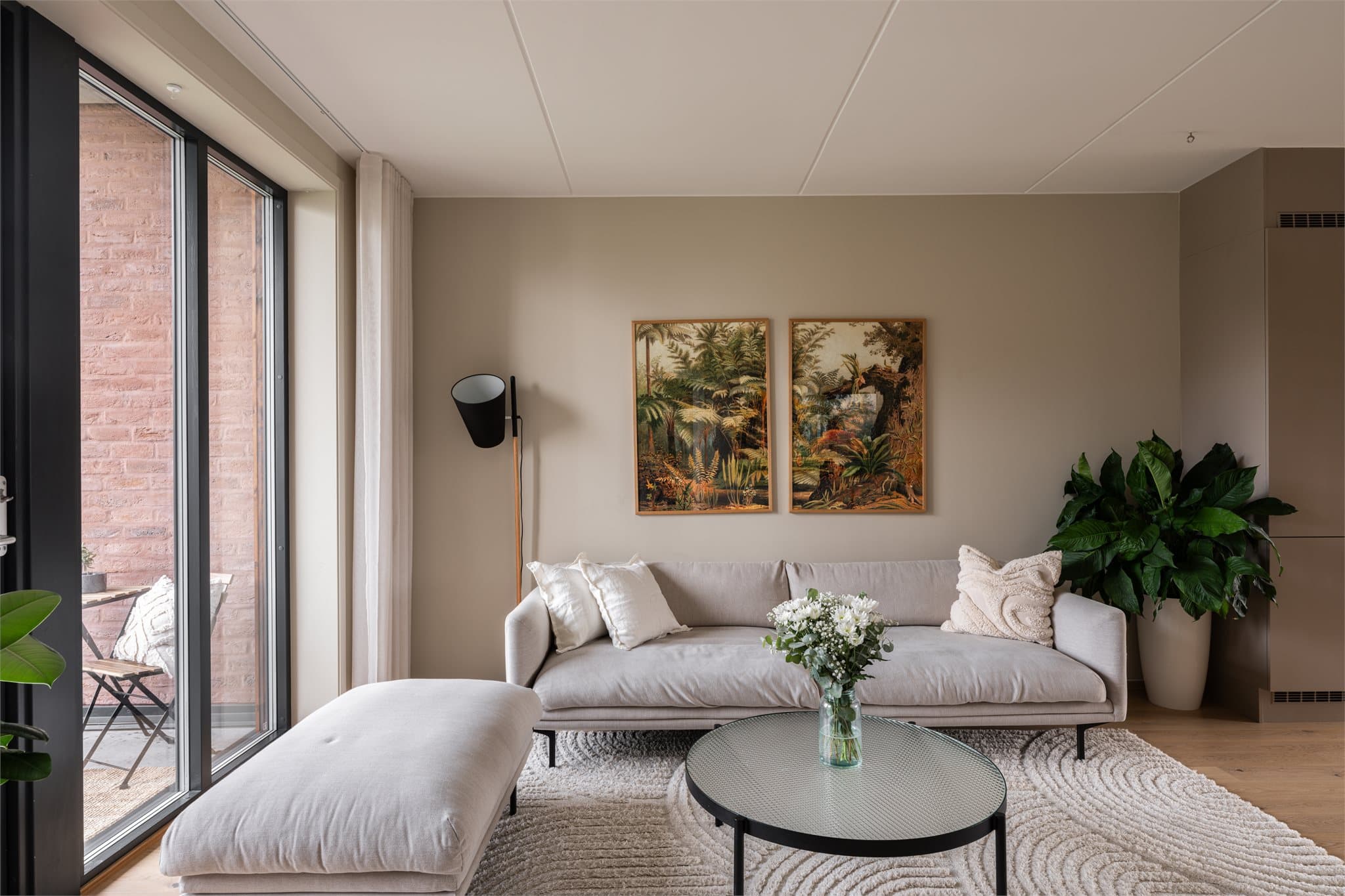 Enstavs eikeparkett og store vindusflater gir et lyst og eksklusivt preg, mens behagelige farge- og materialvalg skaper et harmonisk uttrykk.