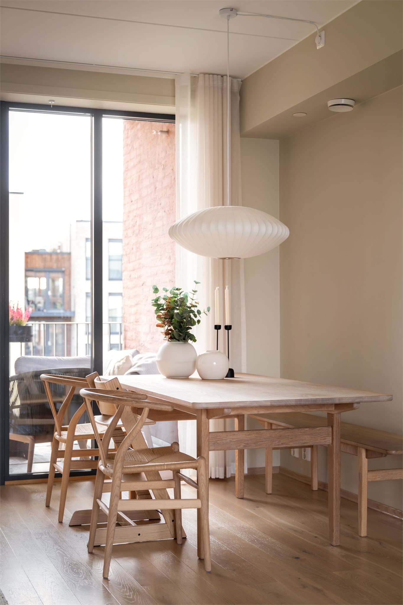 Spisebordet får sin naturlige plass, et innbydende samlingspunkt for både hverdagsmåltider, leksehjelp og trivelige middager med familie og venner.