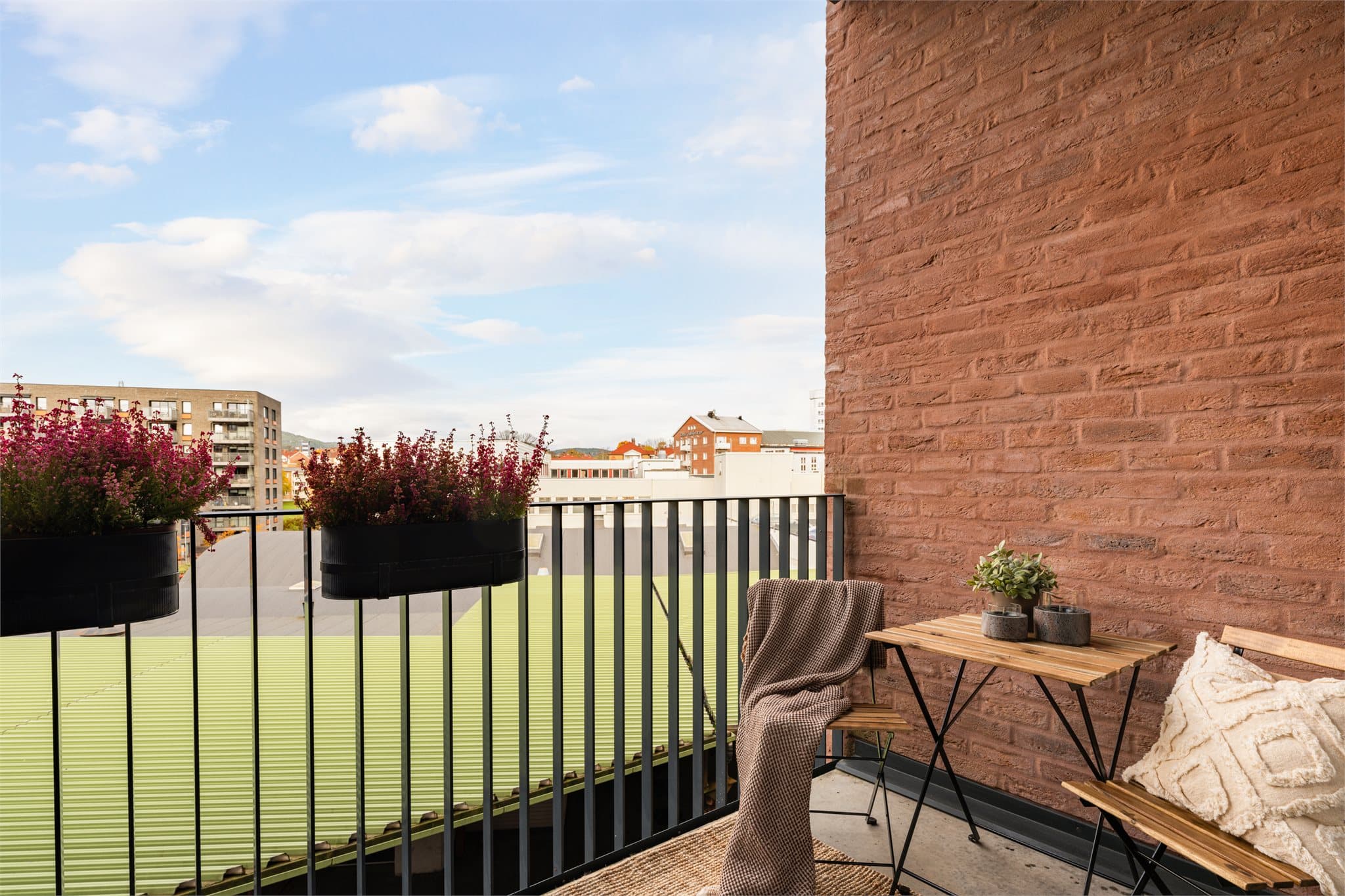 Balkonger på hver side er perfekt for gjennomlufting på varme sommerdager, samt muligheten til å velge mellom sol og skygge etter behov.