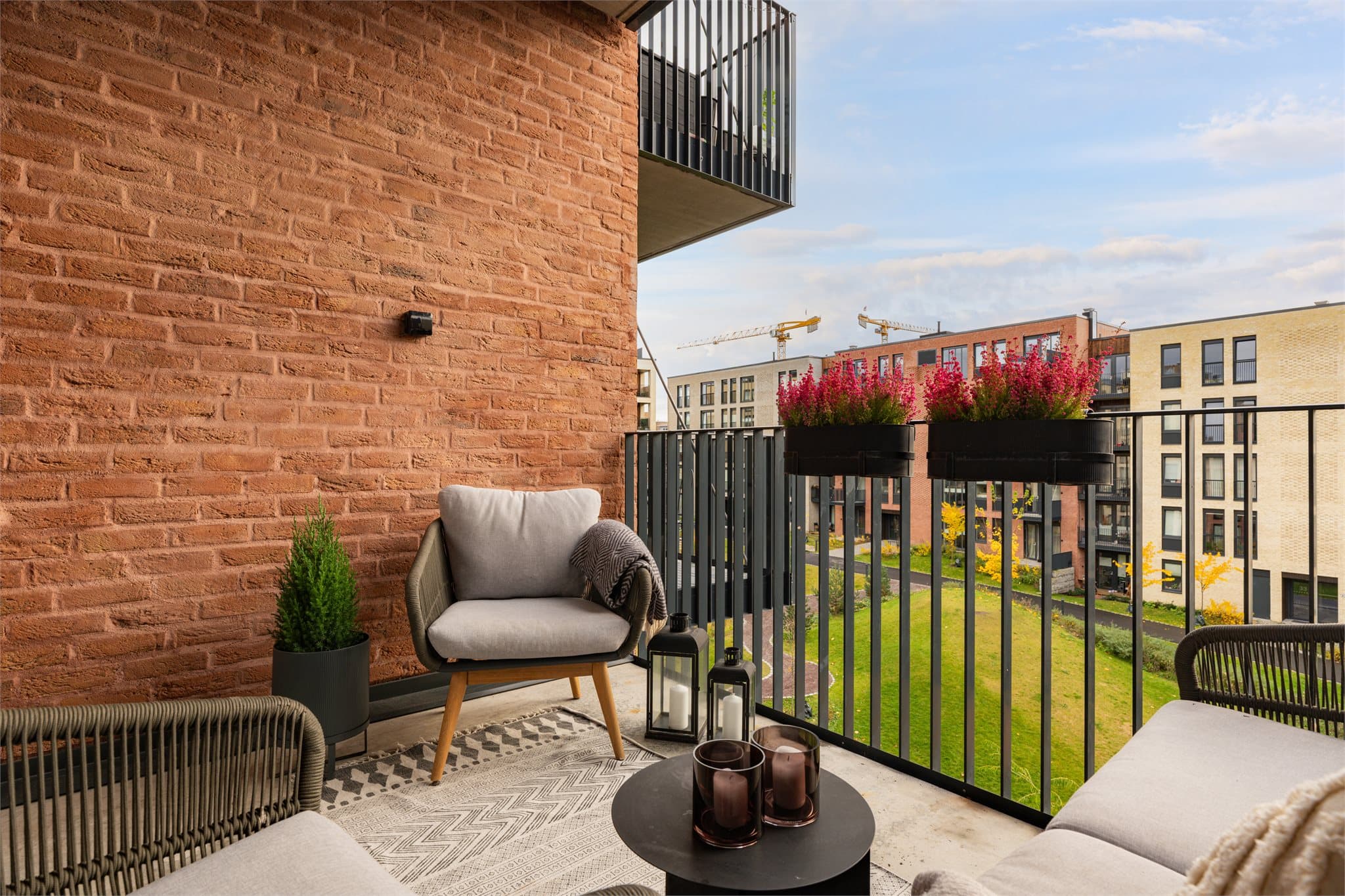 Her er det god plass til utemøbler, grill og friske planter.