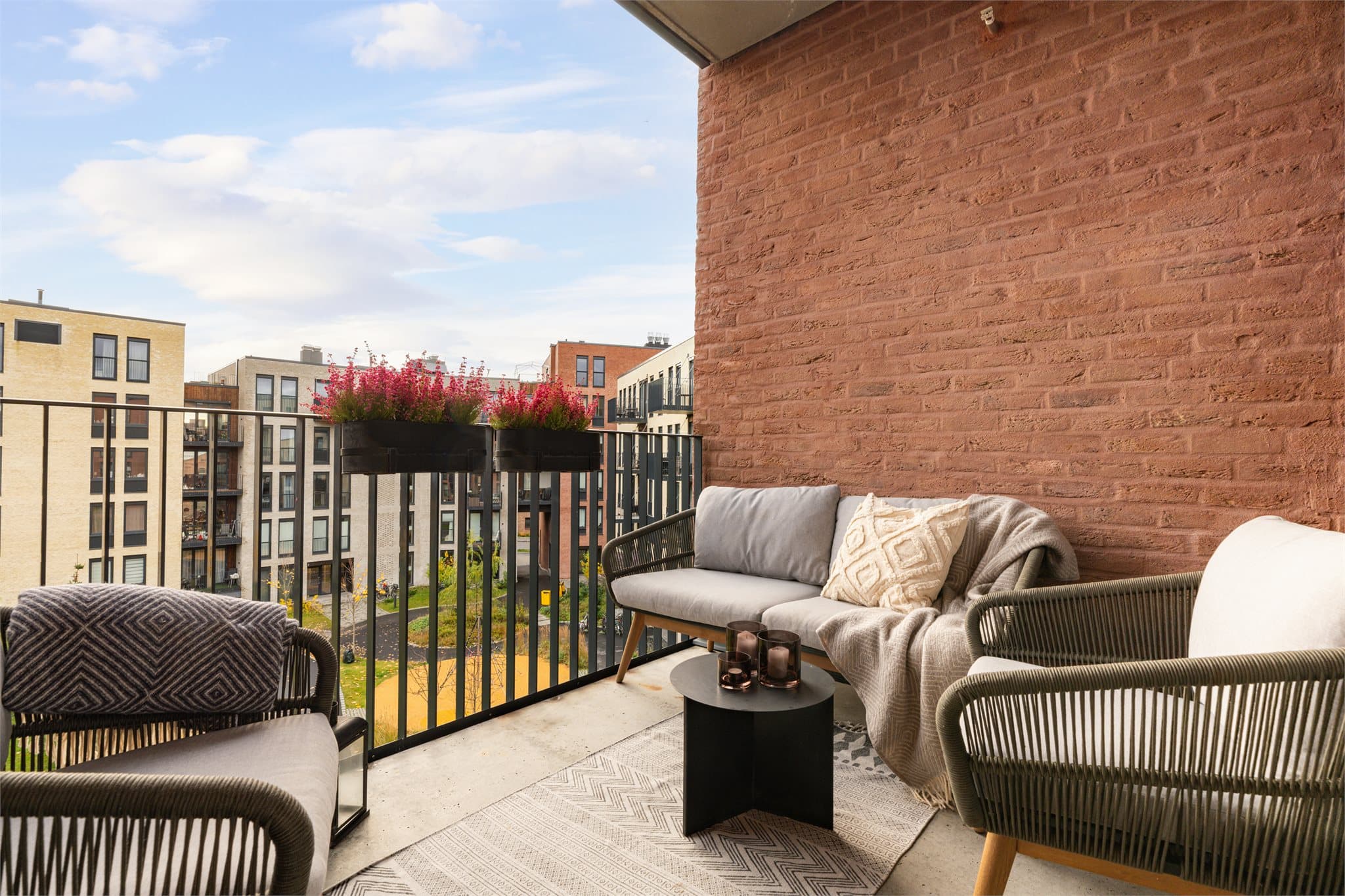 Balkongene fungerer som naturlige forlengelser av stuen og byr på rikelig med plass til avslapping, hygge og sosiale stunder i sommersesongen.