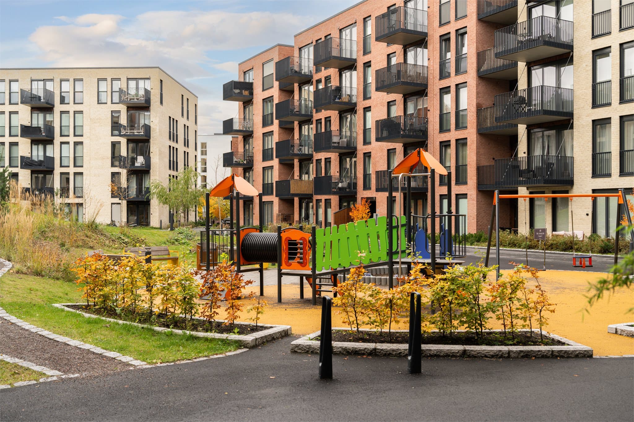 Både store og små vil trives her! Lekeplass for de minste og hyggelige grusstier igjennom området.