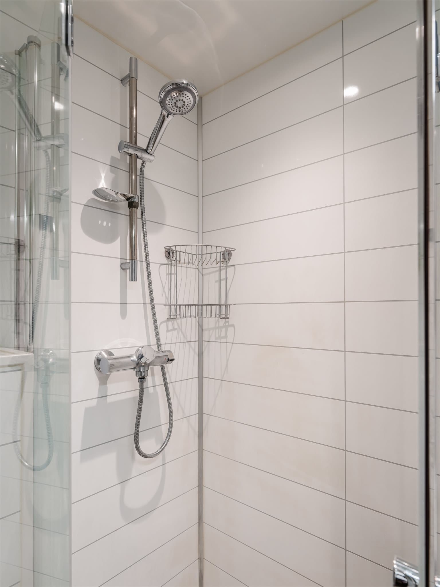 Rommet er innredet med skap med glatte fronter, klosett og dushjørne. Videre har badet opplegg for både vaskemaskin og tørketrommel.