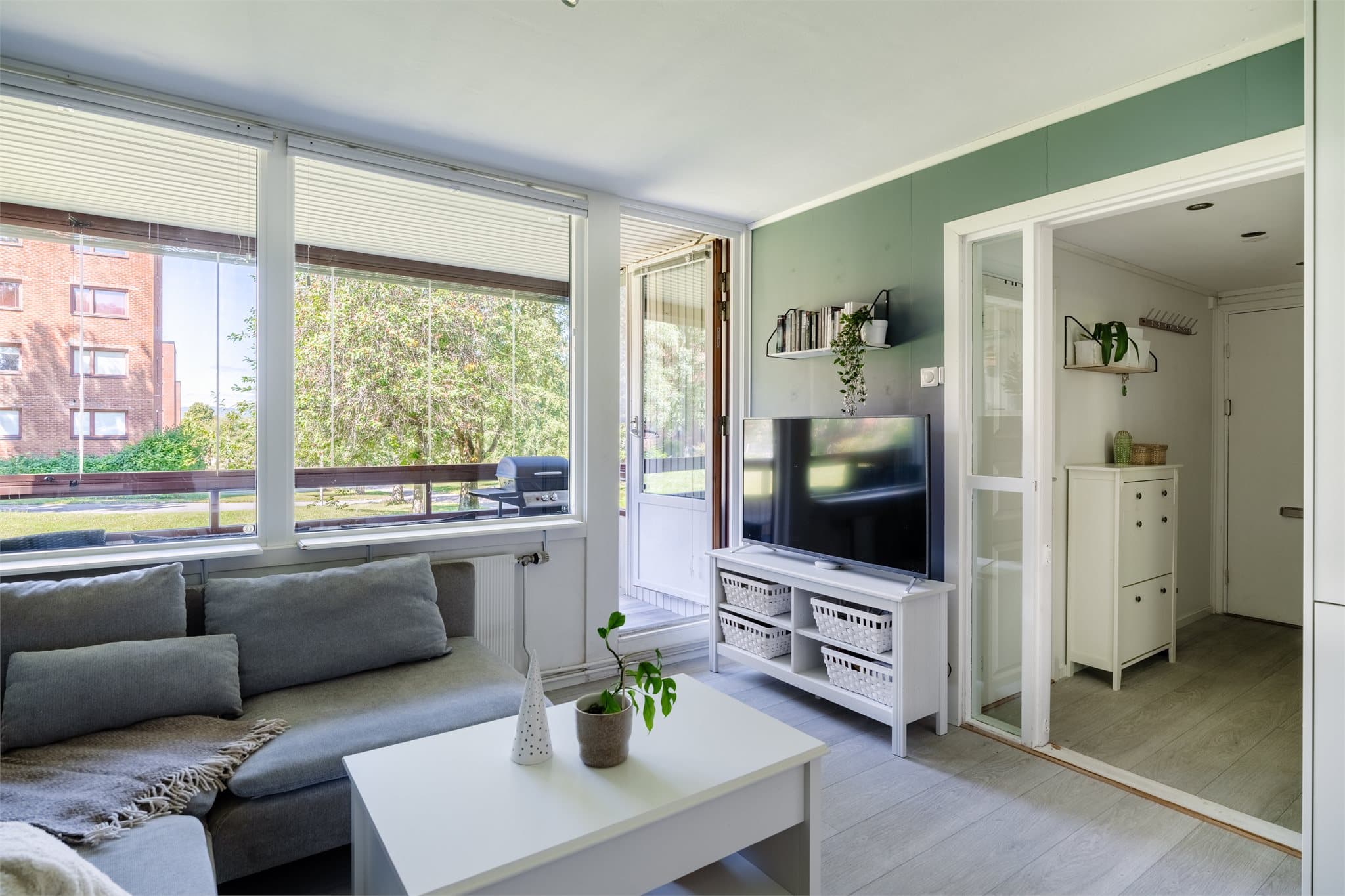 I stuen er det plass til sofa, sofabord og tv-møblement.