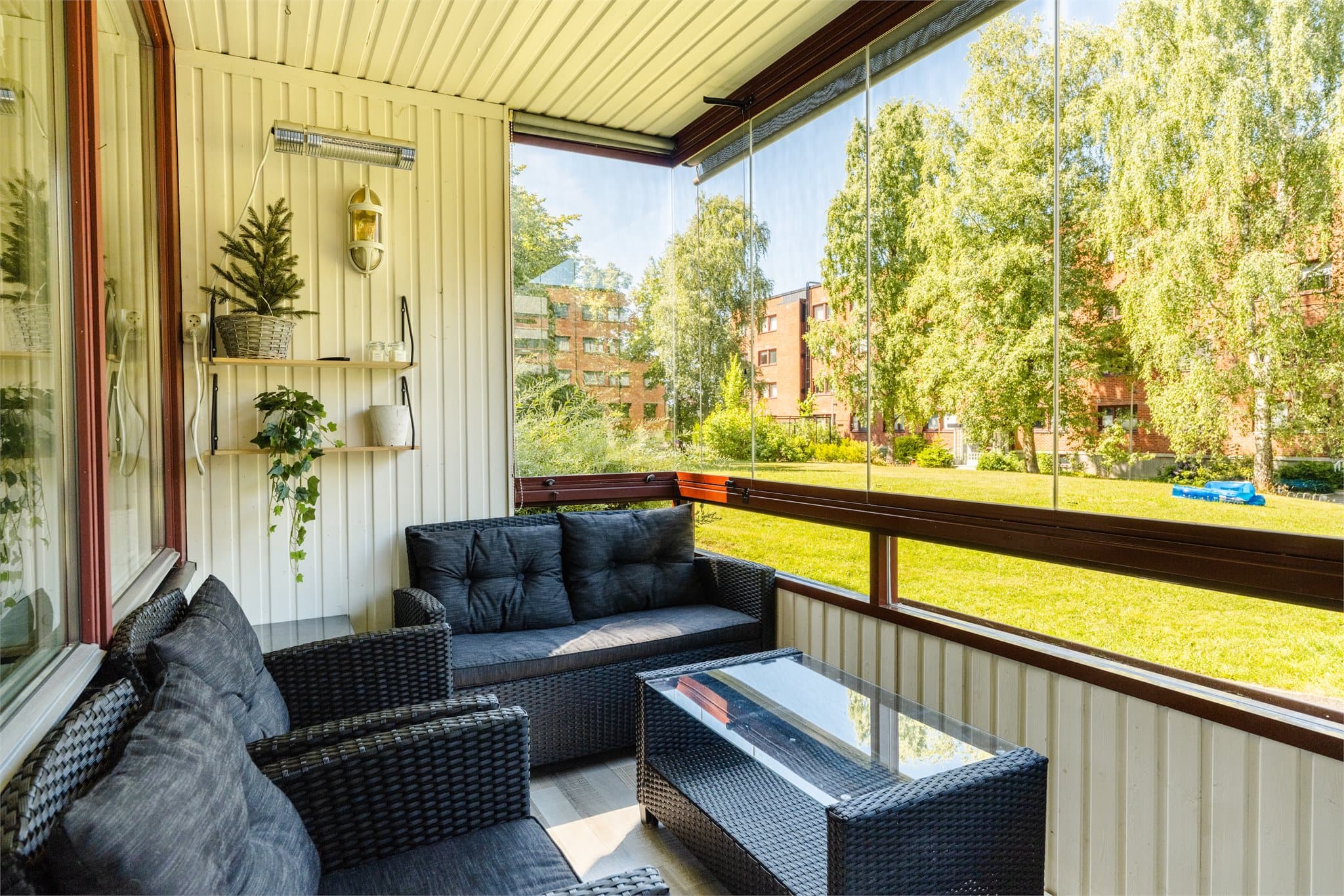Fra stuen er det utgang til en innglasset balkong på ca. 8 kvm.