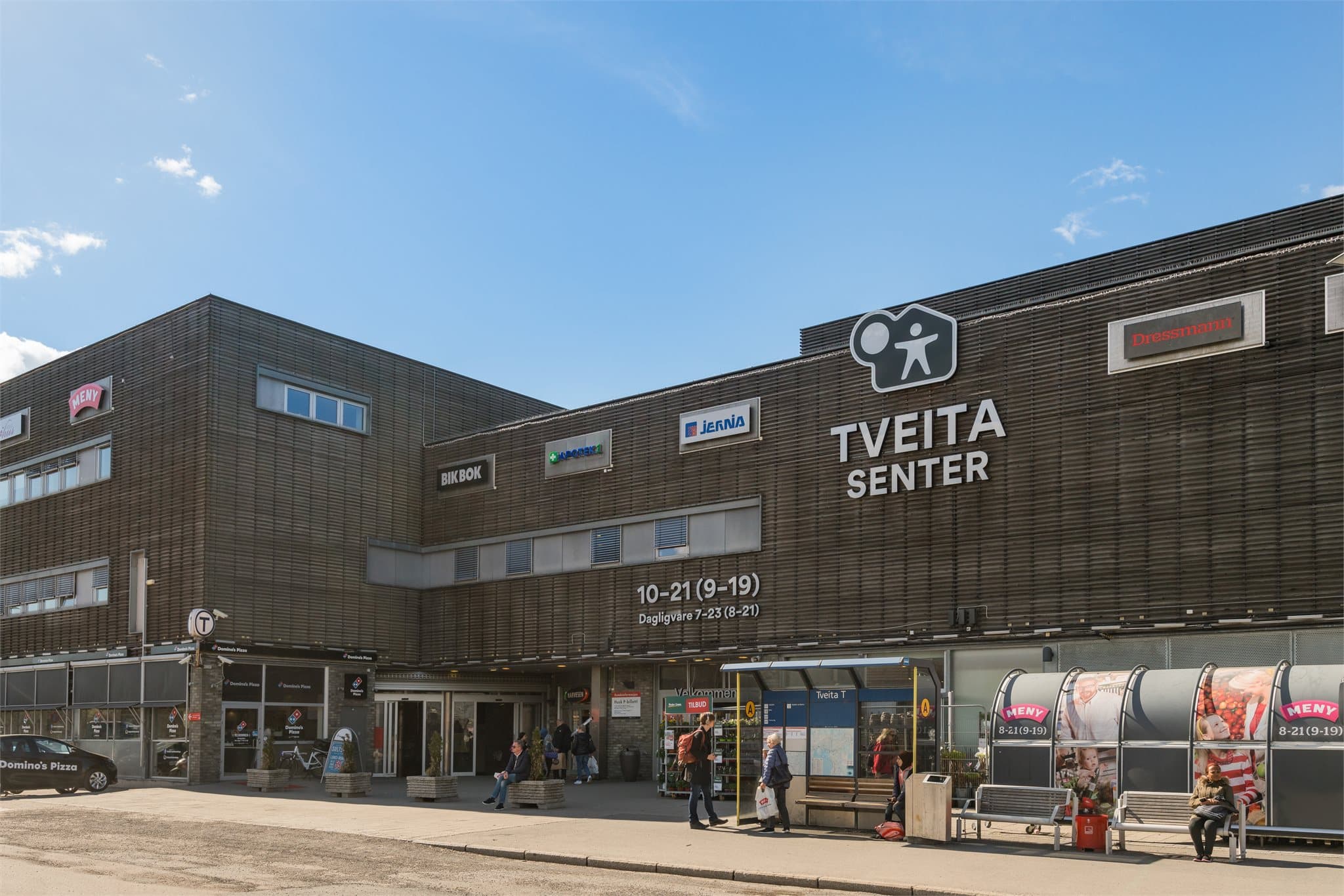 Tveita senter med over 70 butikker og servicetilbud ligger en kort tur unna.