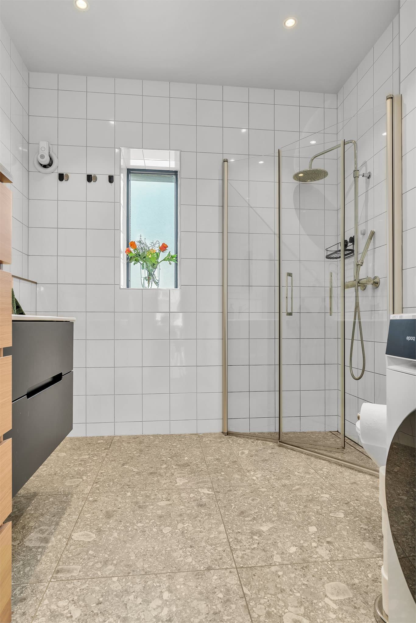 Badet har elektriske varmekabler i gulvet og avtrekksventilasjon.