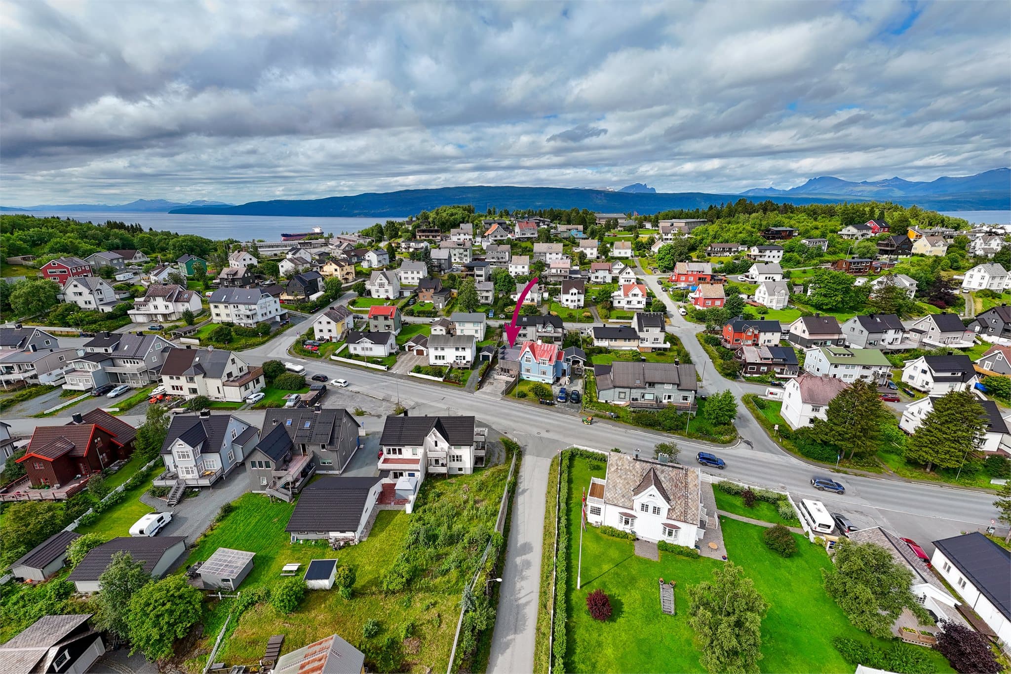 Eiendommen ligger i Narvik kommune, med nærhet til fjorden.