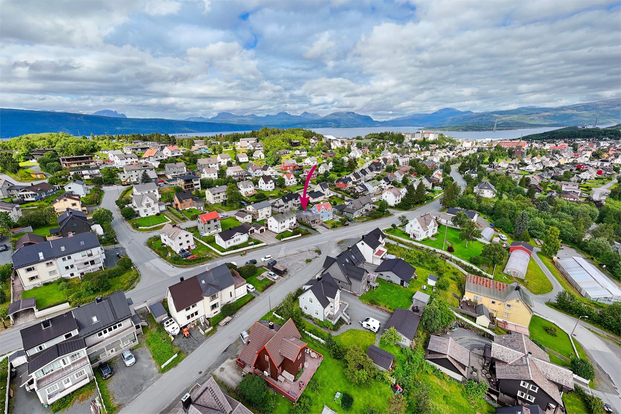 Beliggenhet i et rolig nabolag med kort vei til både sentrum og natur.
