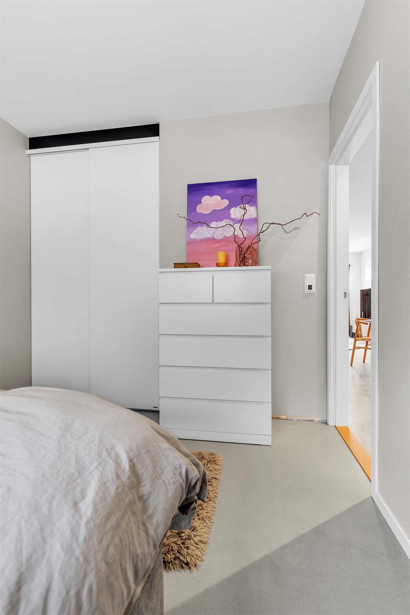 Soverommet har plass til garderobeløsning.