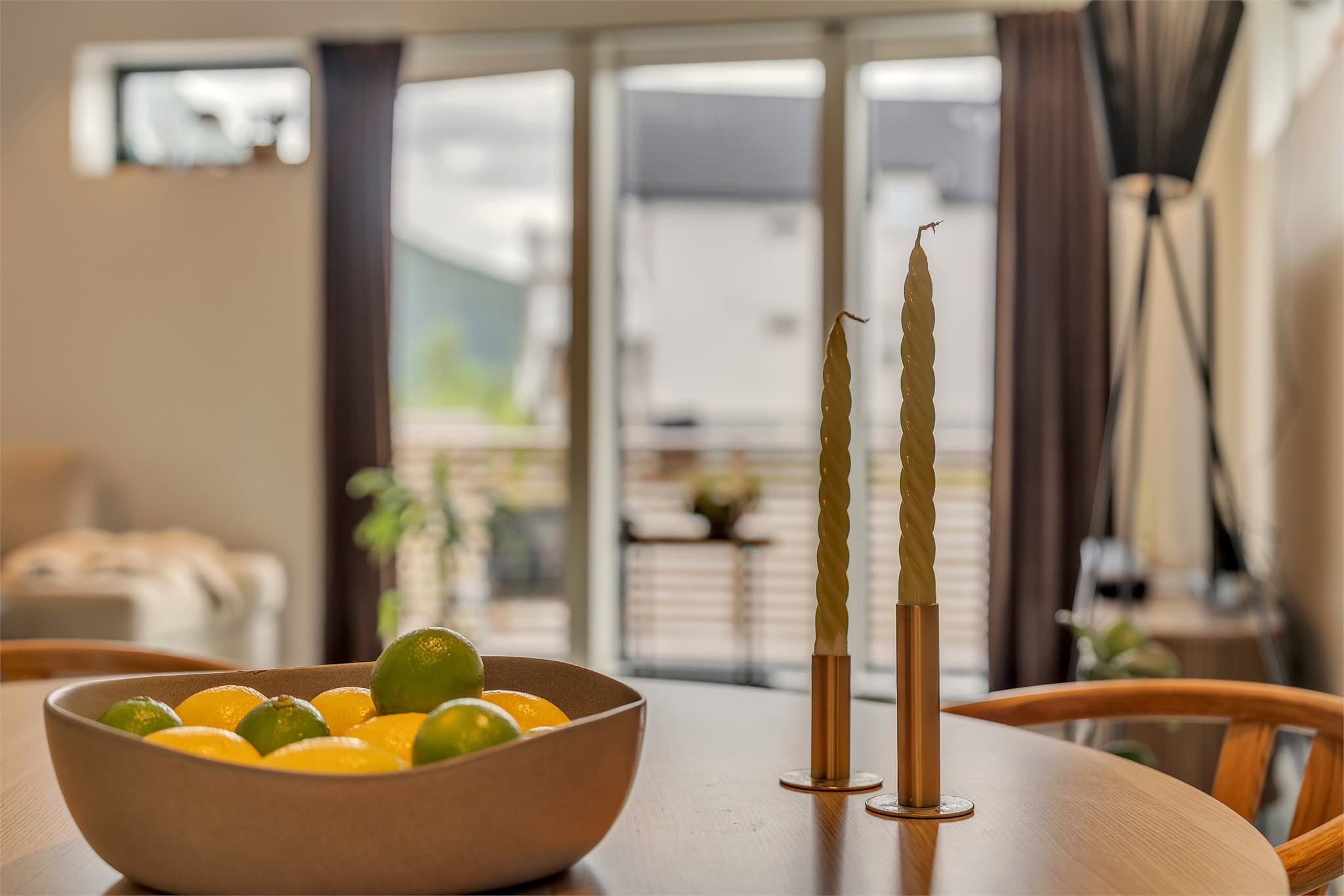 Store vindusflater gir godt med naturlig lys, et gjennomgående trekk ved boligen.
