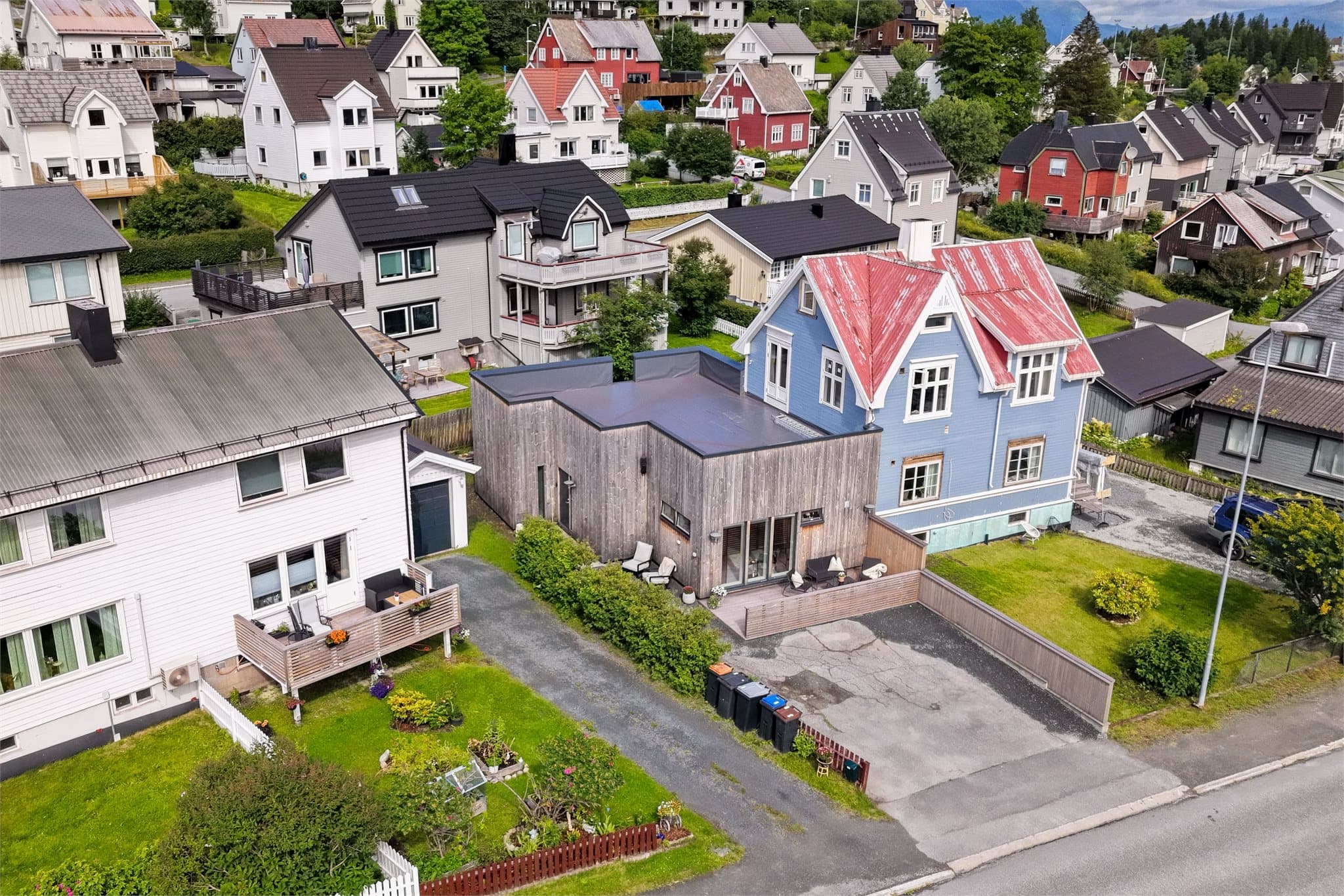 Tomannsboligen ligger på en relativt flat tomt.