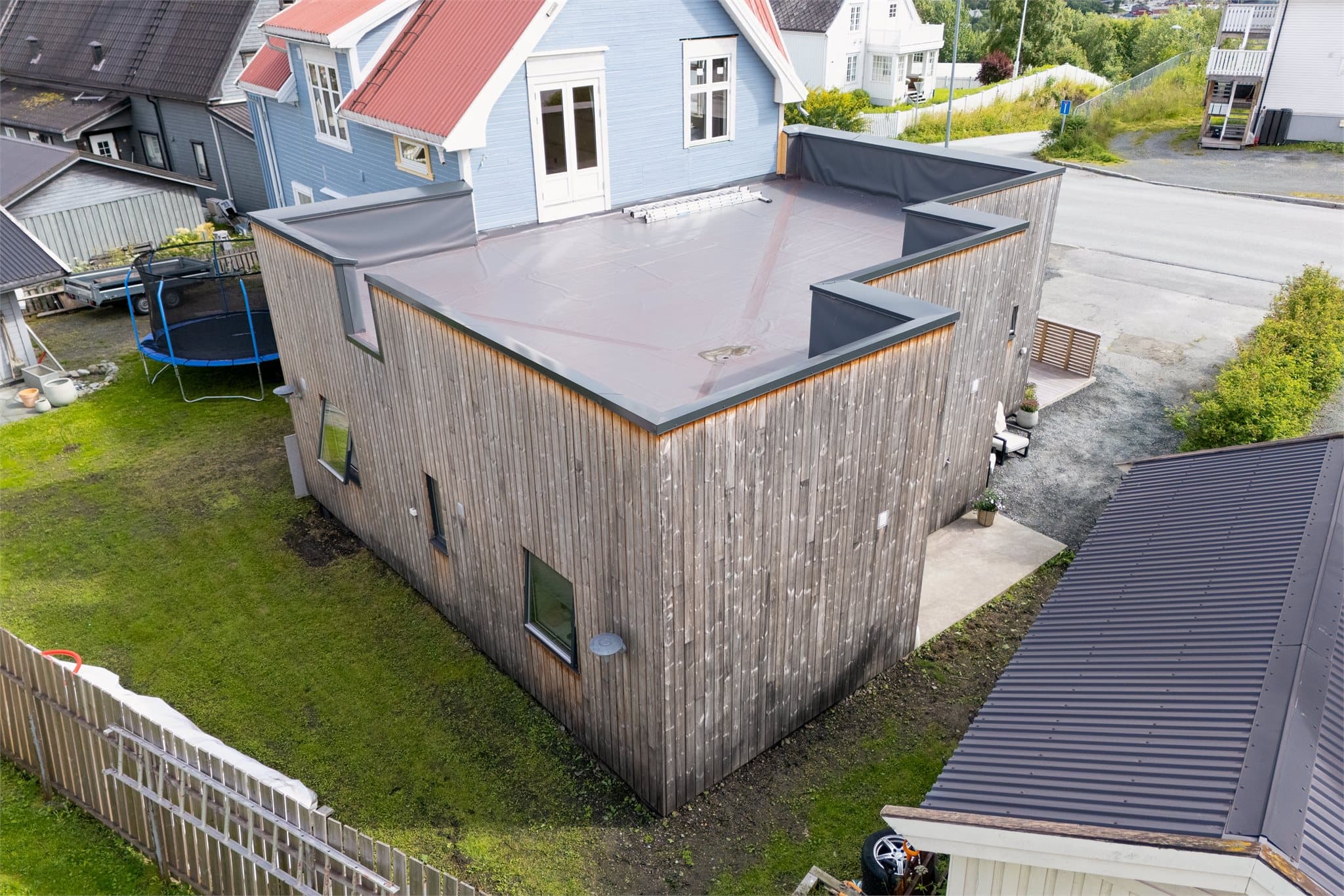 Taket er en flat konstruksjon, besiktiget og vurdert i tilstandsrapporten.