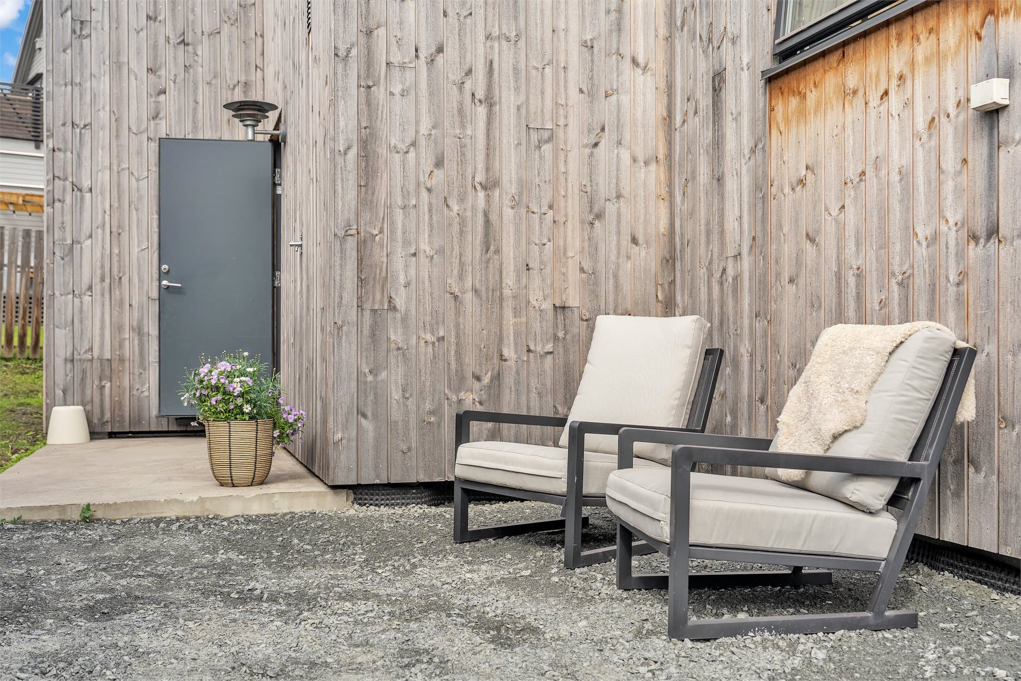 Støpt betongdekke fremfor inngangspartiet.