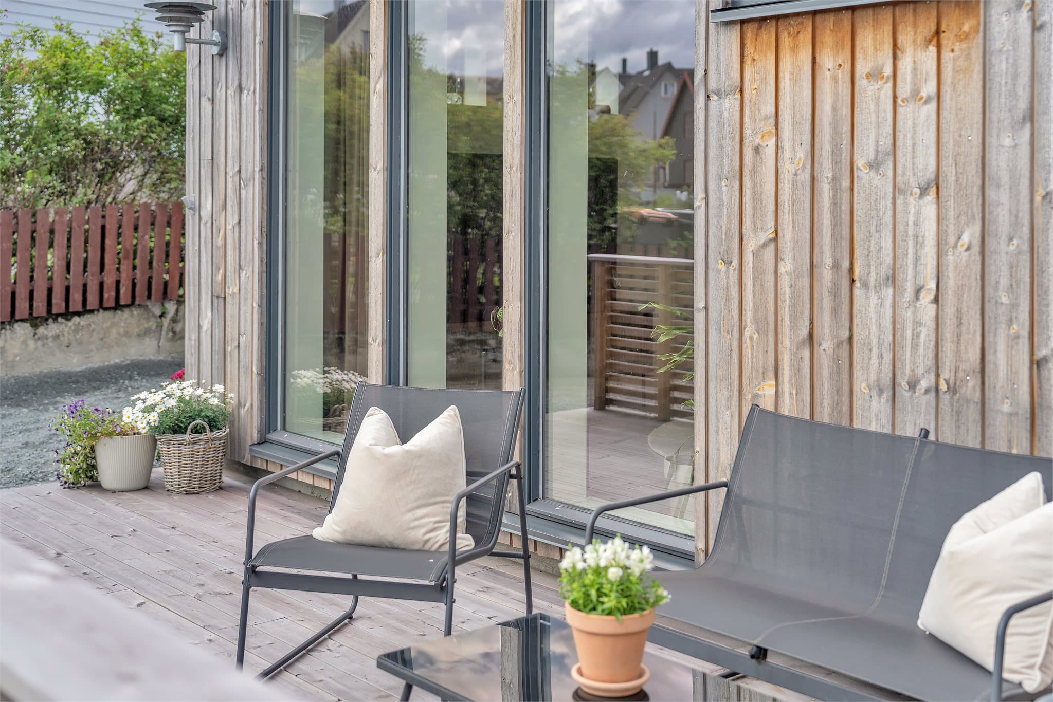 Fra stuen er det direkte utgang til en skjermet platting på 21 m².