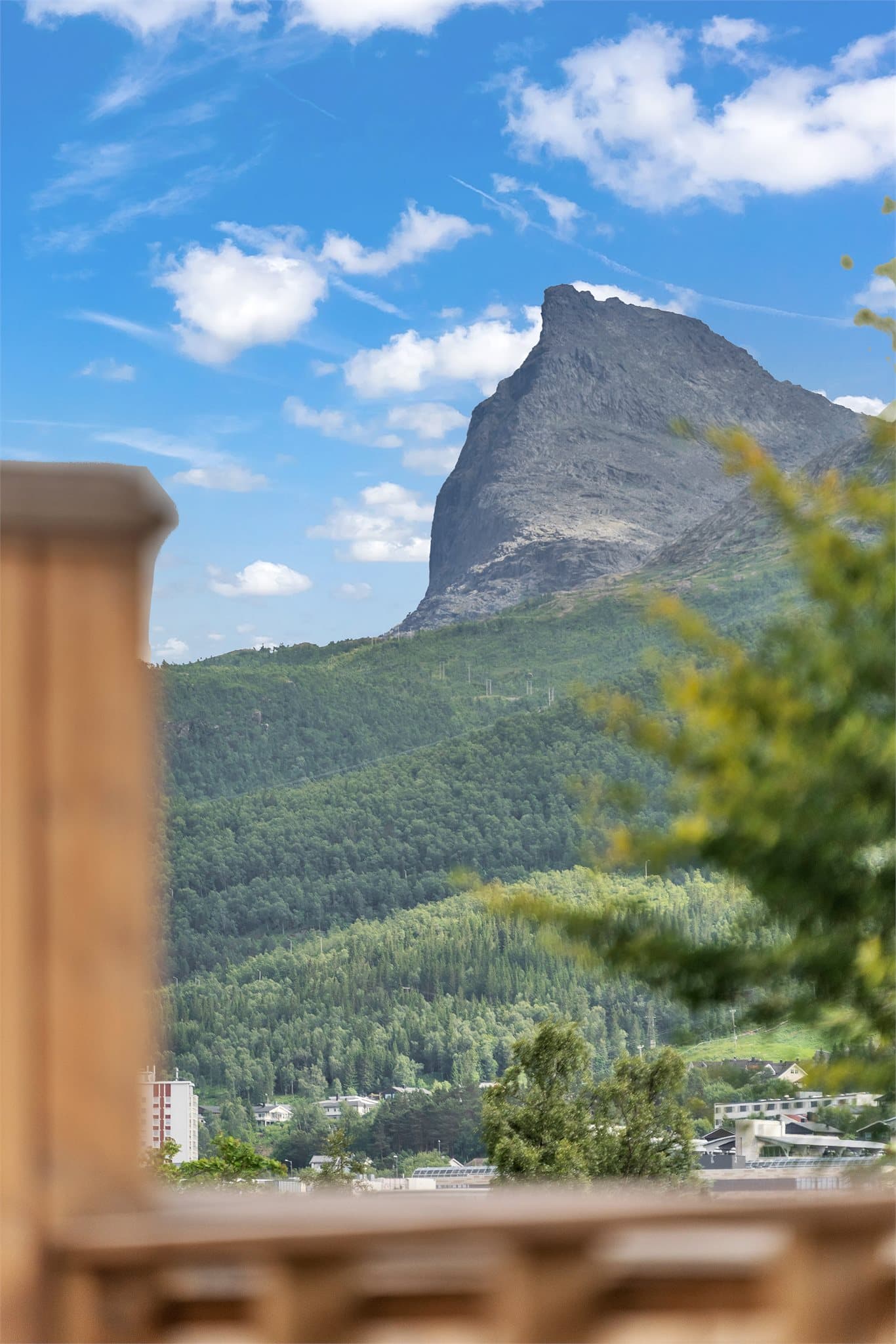 Fra eiendommen er det utsikt mot fjellene rundt Narvik.