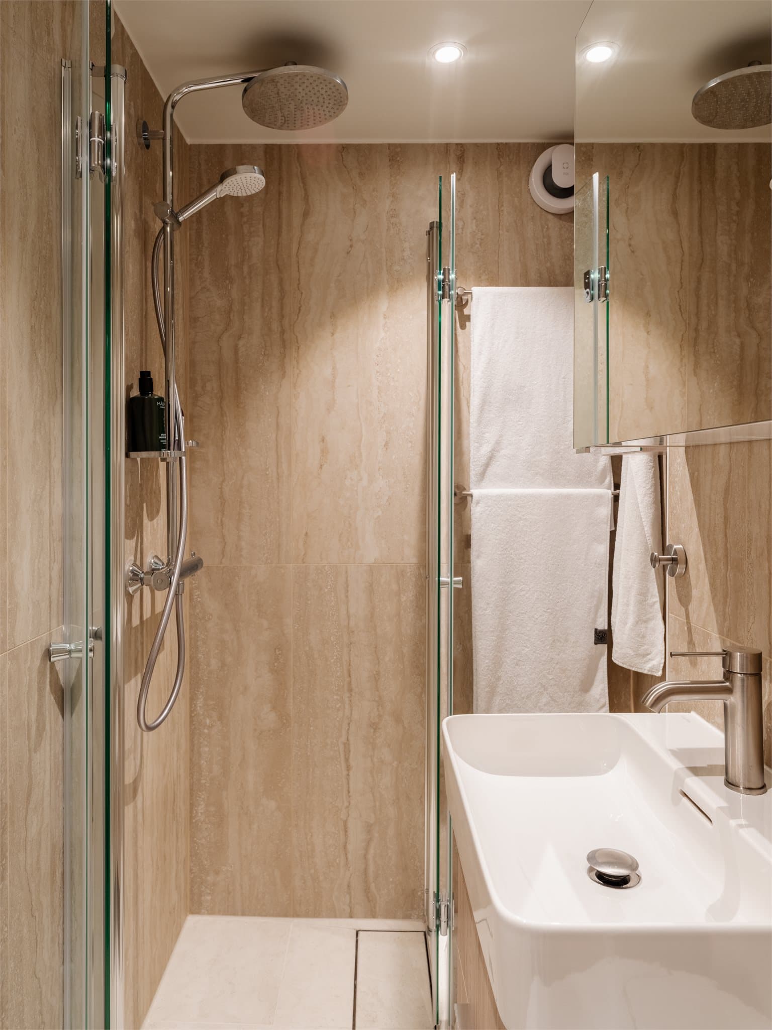 Armaturer fra Grohe og baderomsinnredning fra Laufen.