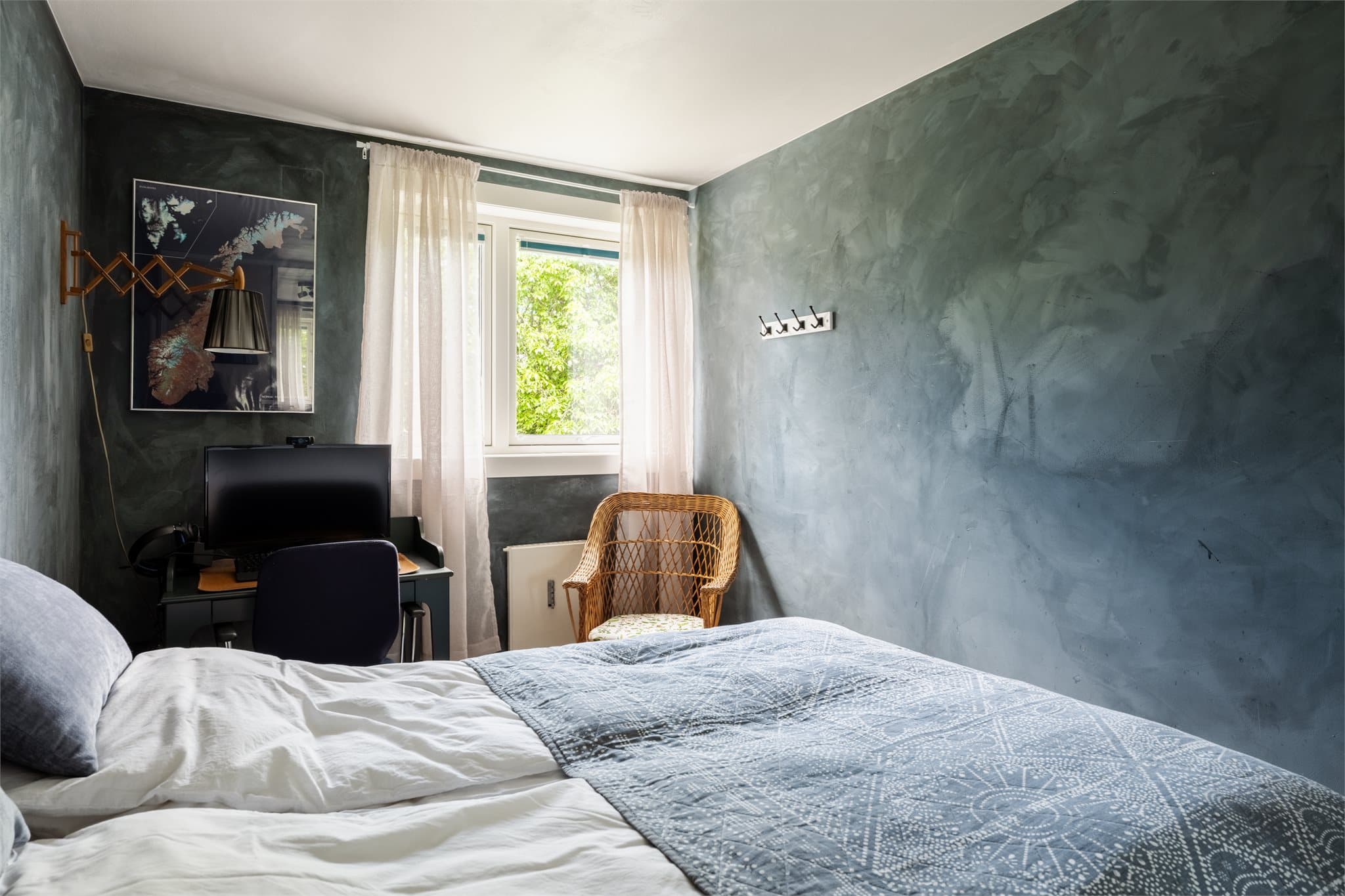 Rommet har plass til både dobbeltseng og en liten arbeidsplass.