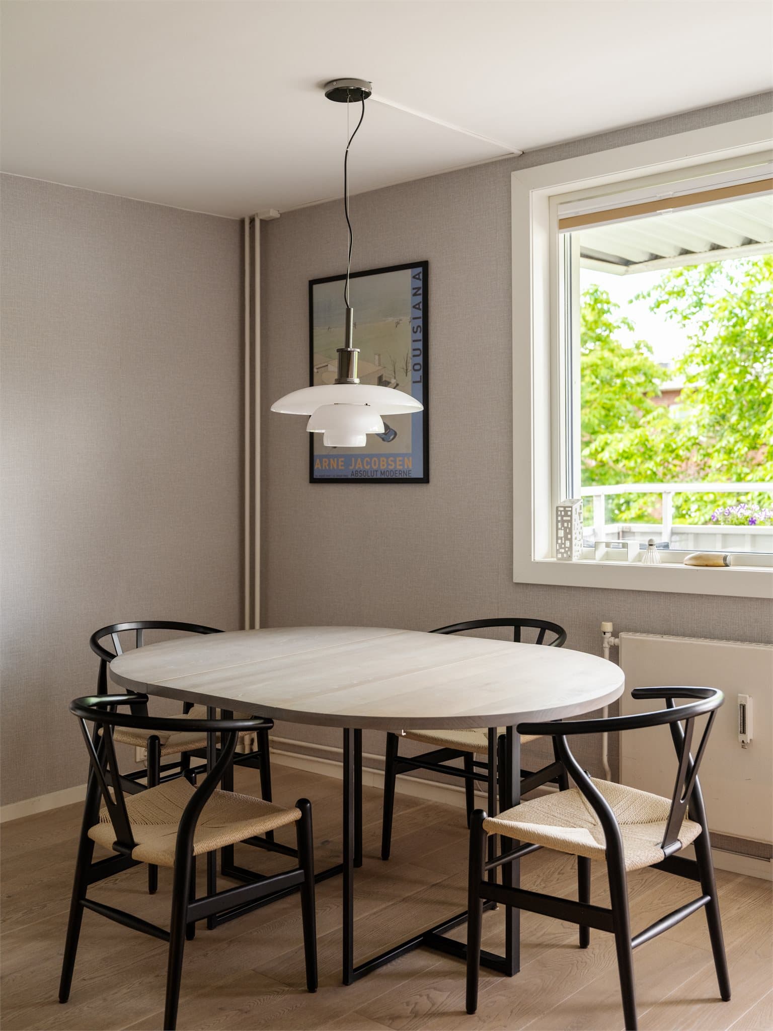 Spiseplass med god plass til gjester.