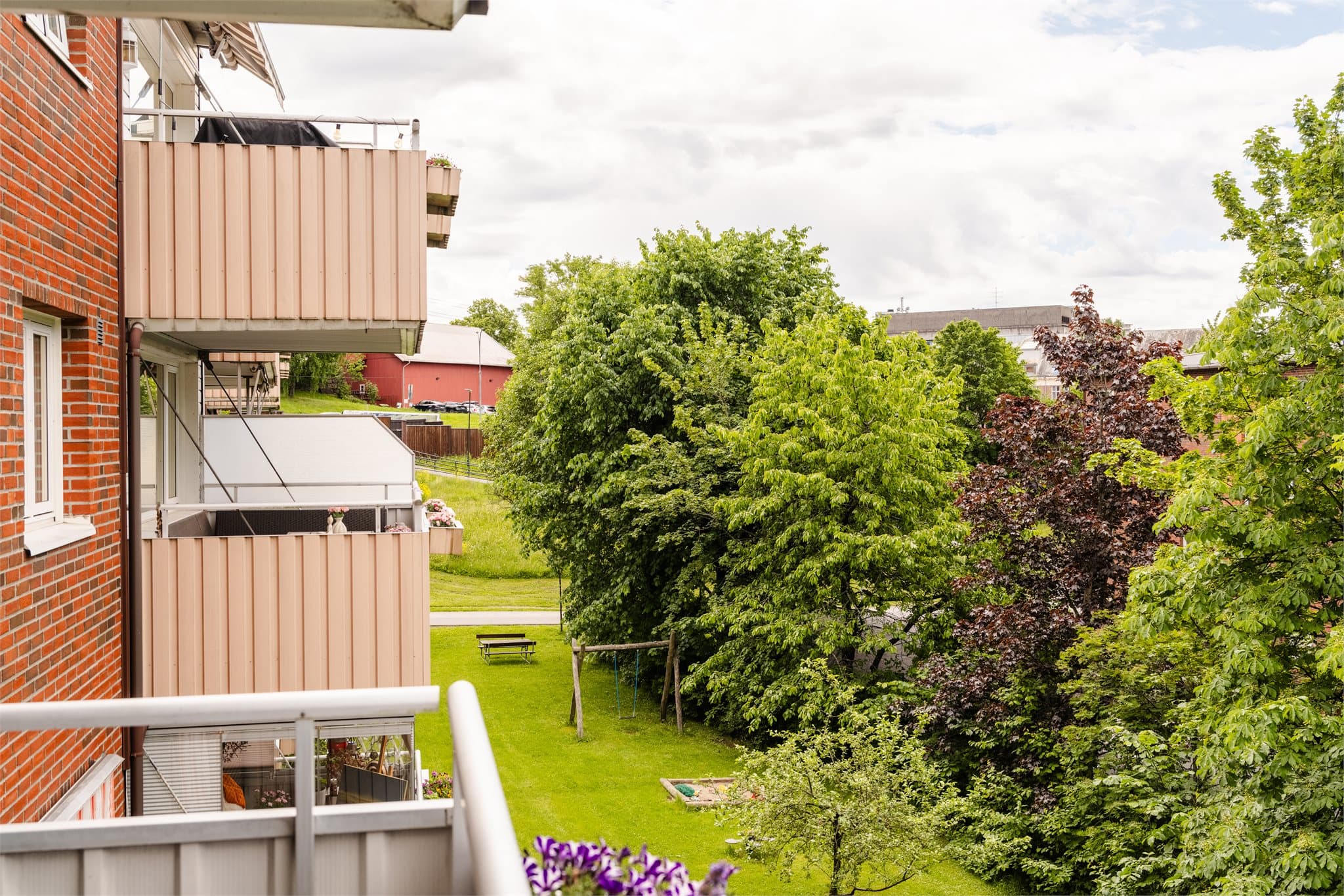 Borettslaget har velholdte grøntarealer og lekeplasser for beboerne.