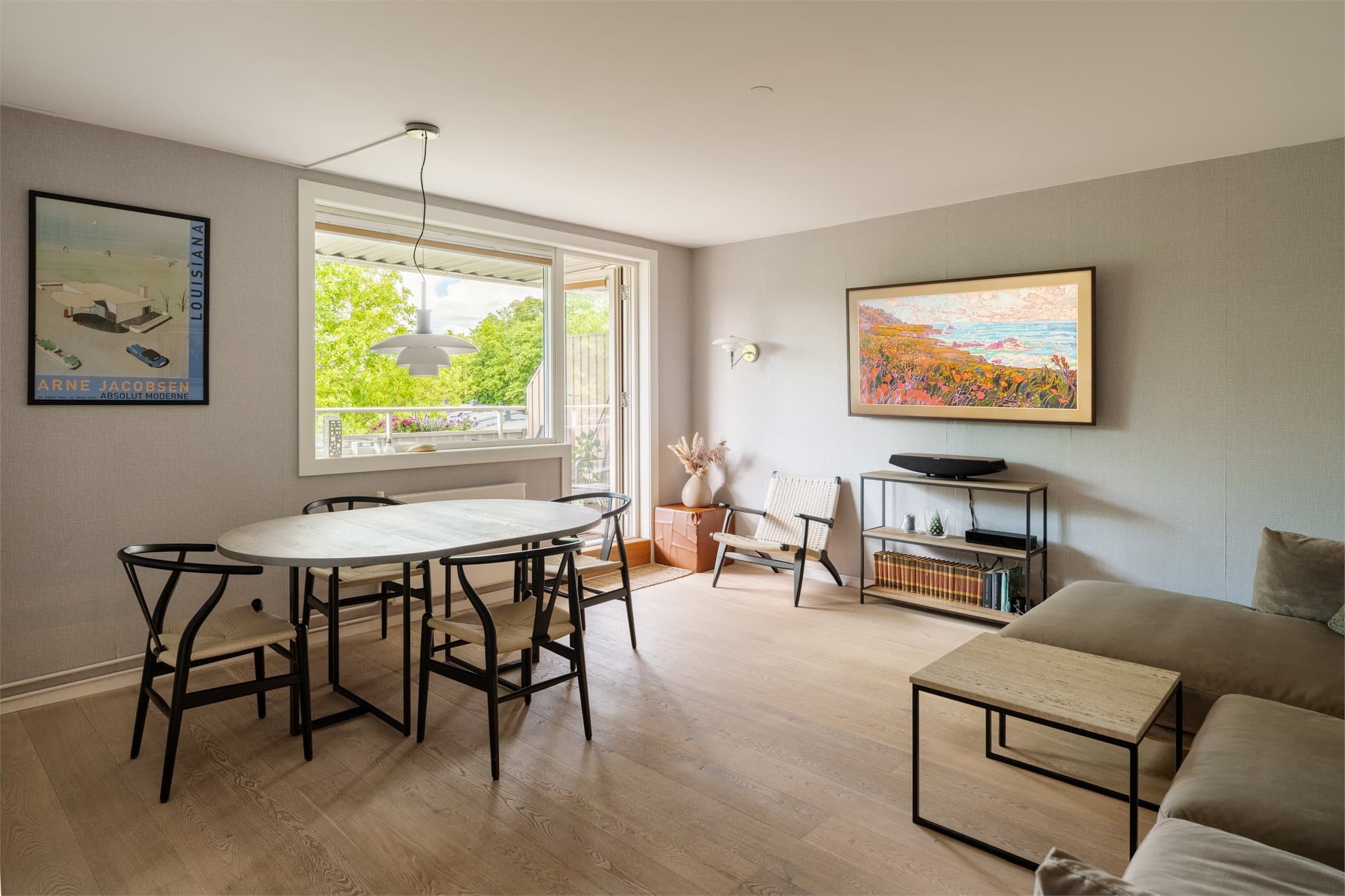 Fra stuen er det direkte utgang til en sydvestvendt balkong på ca. 9 m².