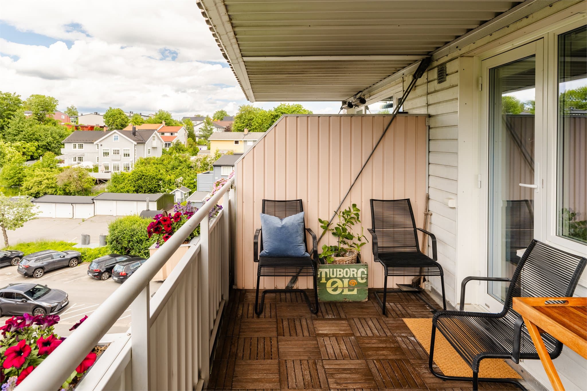 Balkongen har god plass til sittegruppe og vender mot rolige omgivelser.
