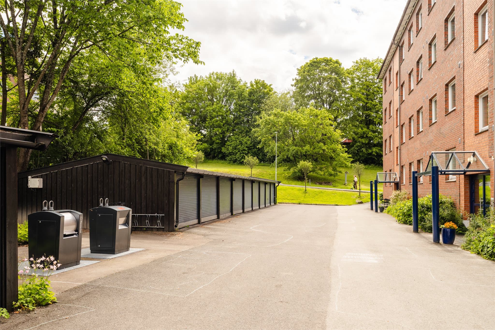 Gratis gateparkering i Disenveien. Borettslaget har også garasjer for utleie.