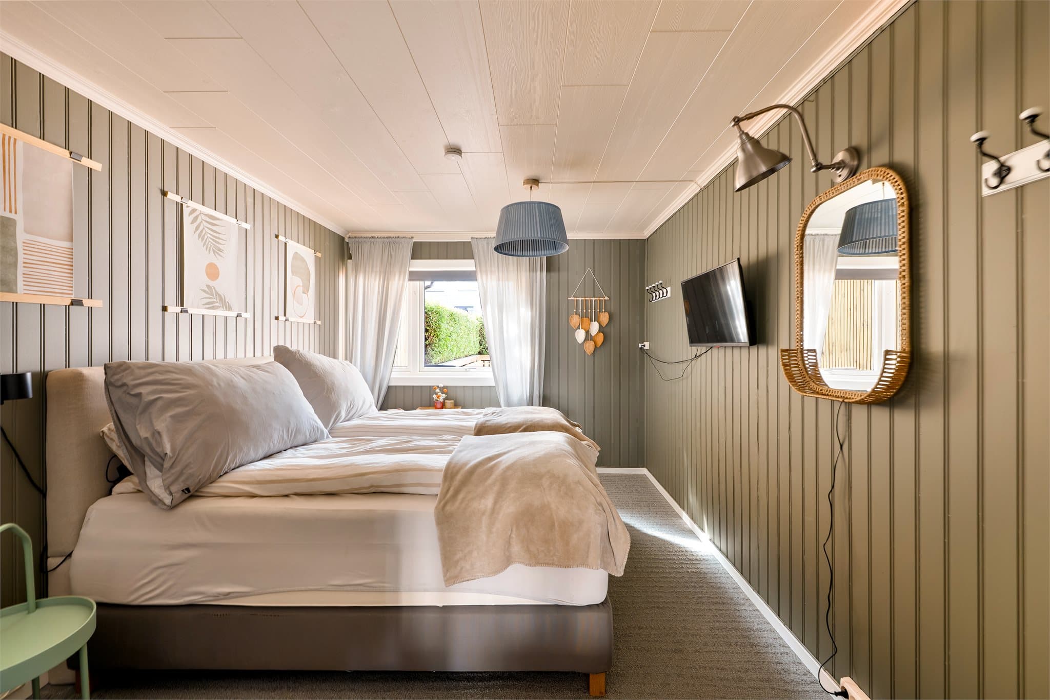 Boligen har 4 gode soverom, hvorav 3 av disse er beliggende i 2.etg. Hovedsoverommet er beliggende i 1.etg.