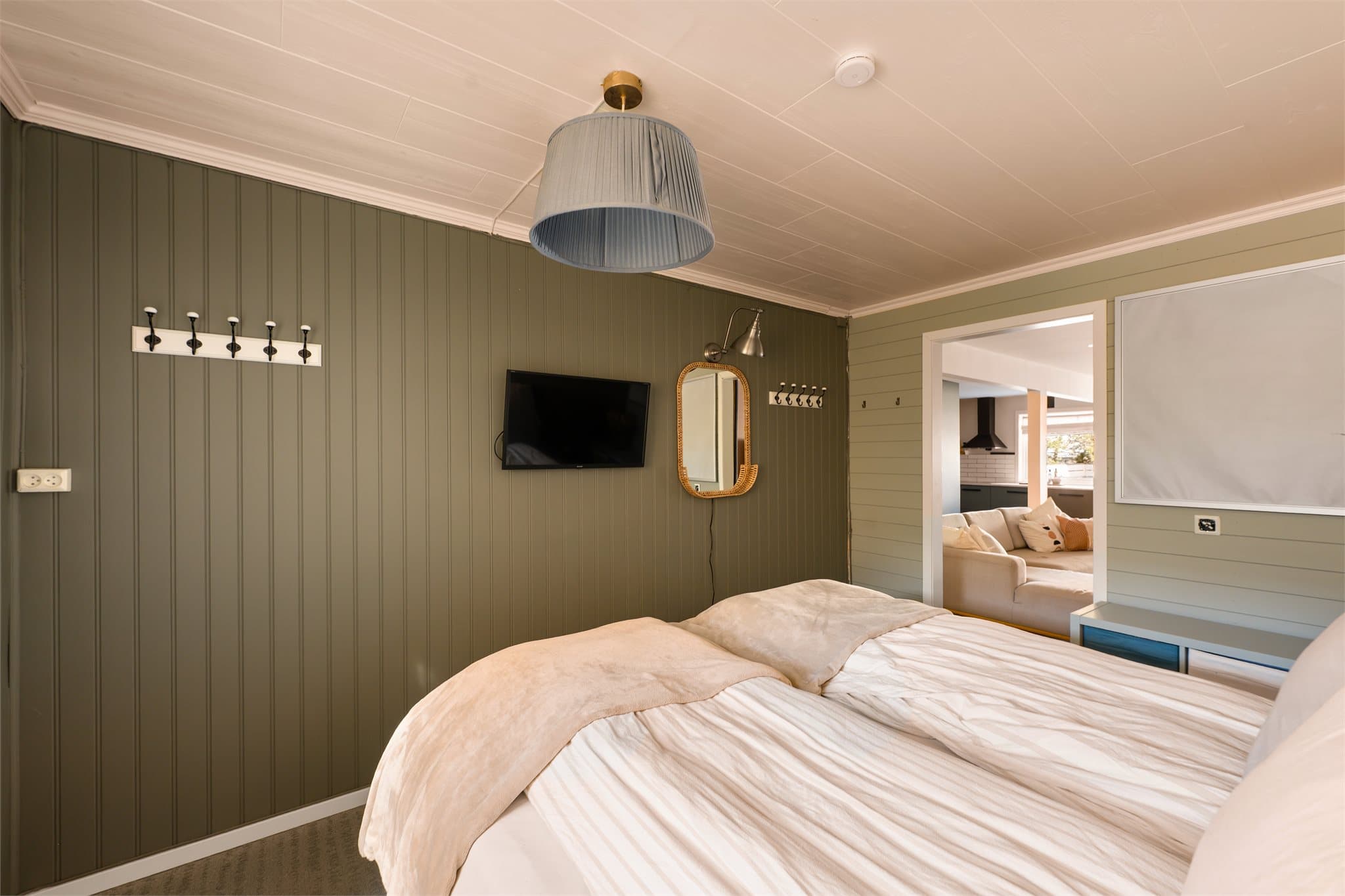 Hovedsoverommet har god plass til dobbeltseng og nattbord på hver side.