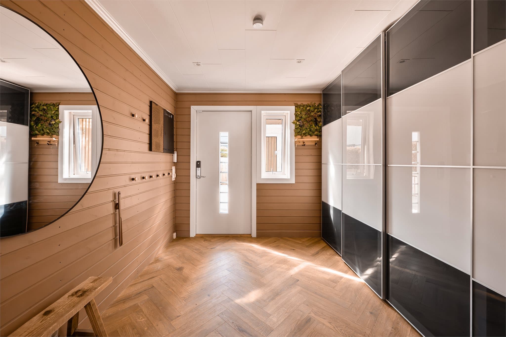 Romslig entré med praktisk skyvedørsgarderobe og god plass til yttertøy.