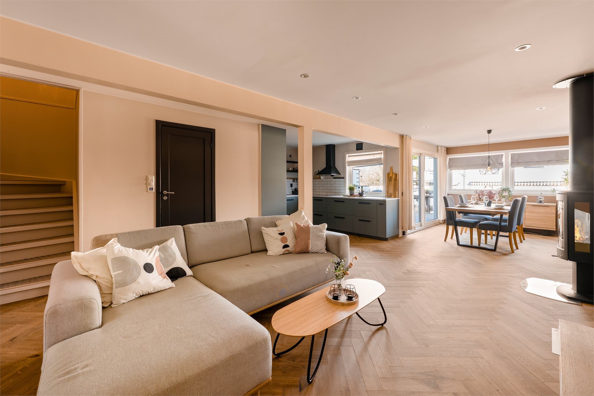 Stuen er holdt i moderne og tidsriktige farge- og materialvalg. Den oppleves romslig, med god plass til både sofa- og spisegruppe.