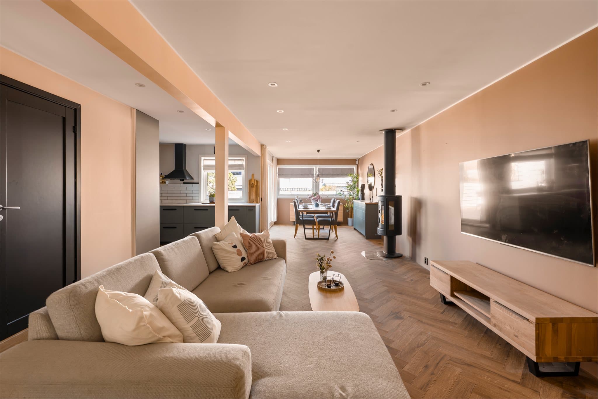 Landskronaveien 313 er et strøkent rekkehus over to plan, med en attraktiv og barnevennlig beliggenhet.