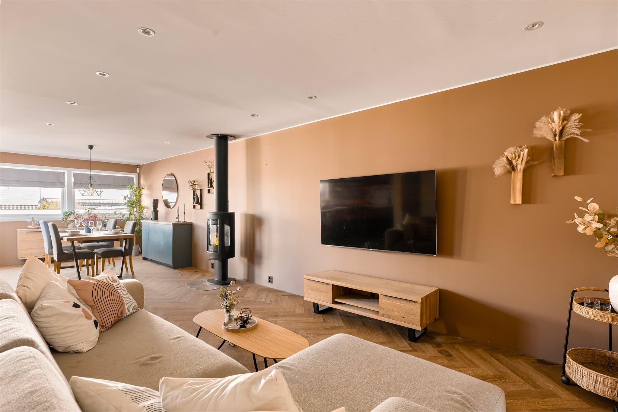 Rommet har naturlige soner for både sofa- og spisegruppe.