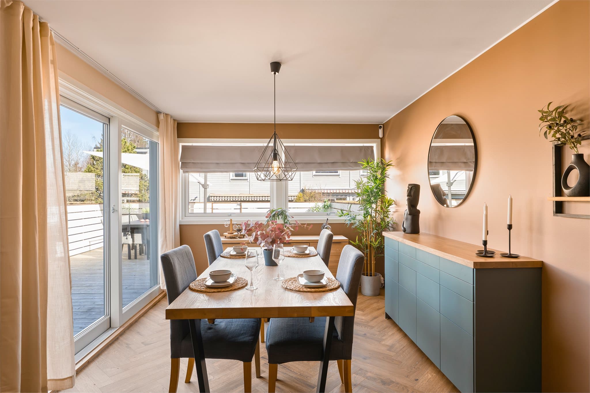 Her er det god plass til å invitere venner og familie på hyggelige middager.