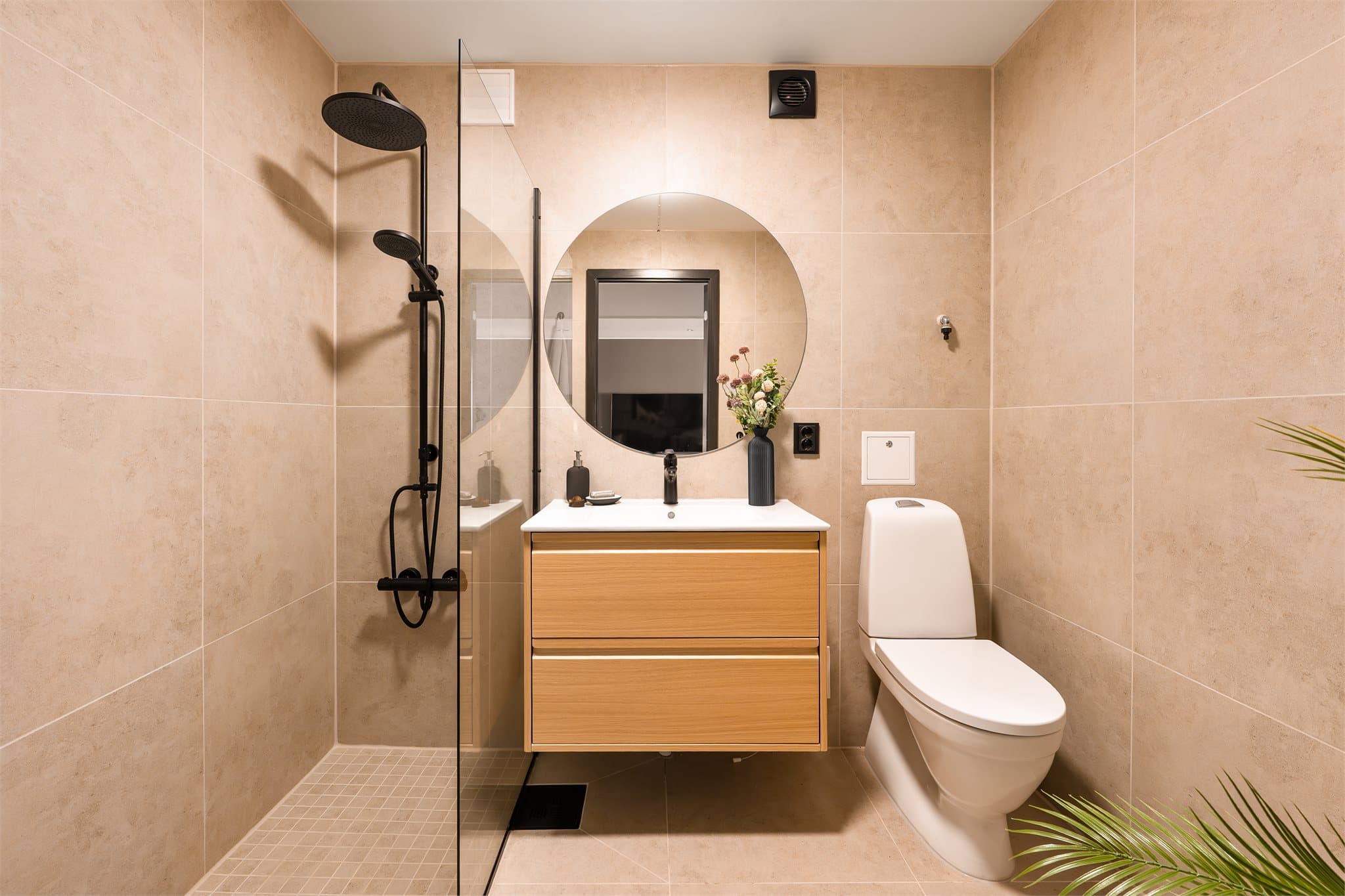 Lekkert og tidsriktig baderom som ble oppgradert i 2026 med ny membran, fall og fliser. Det er eldre sluk/tettesjikt.