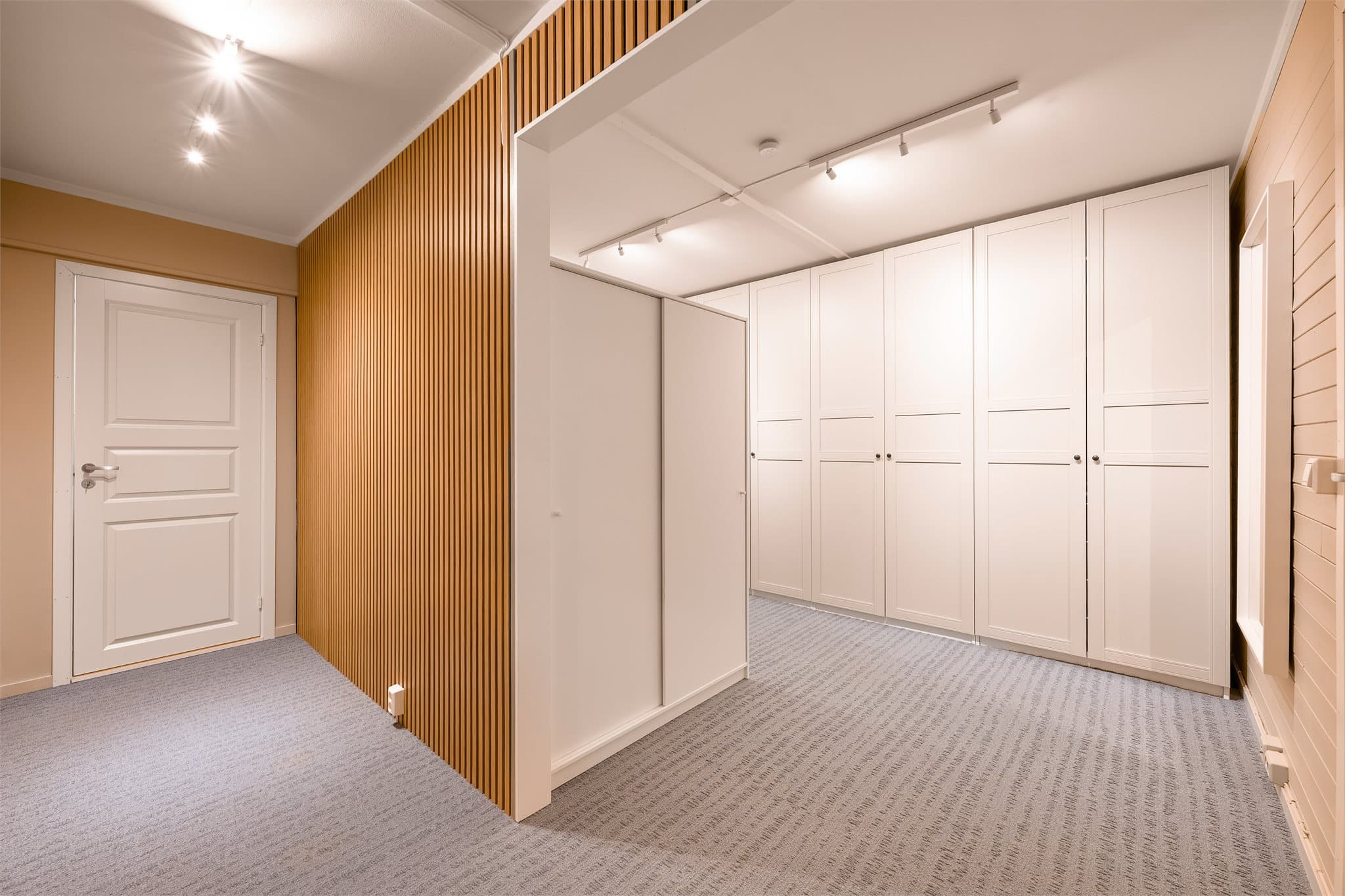 Spileveggen ble satt opp i 2026, og gir et moderne og estetisk løft til boligen.