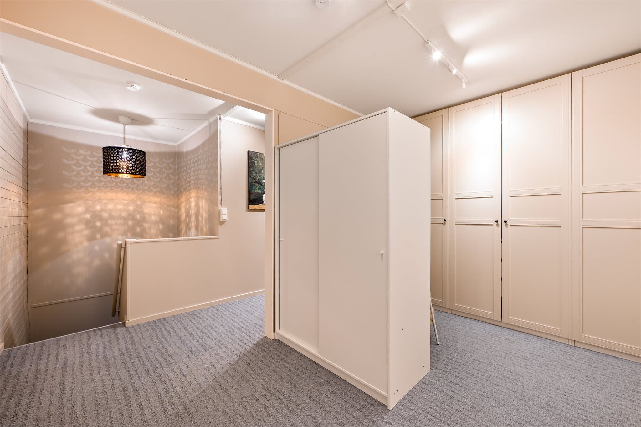 Godt med oppbevaringsplass i garderobeskap i gangen.