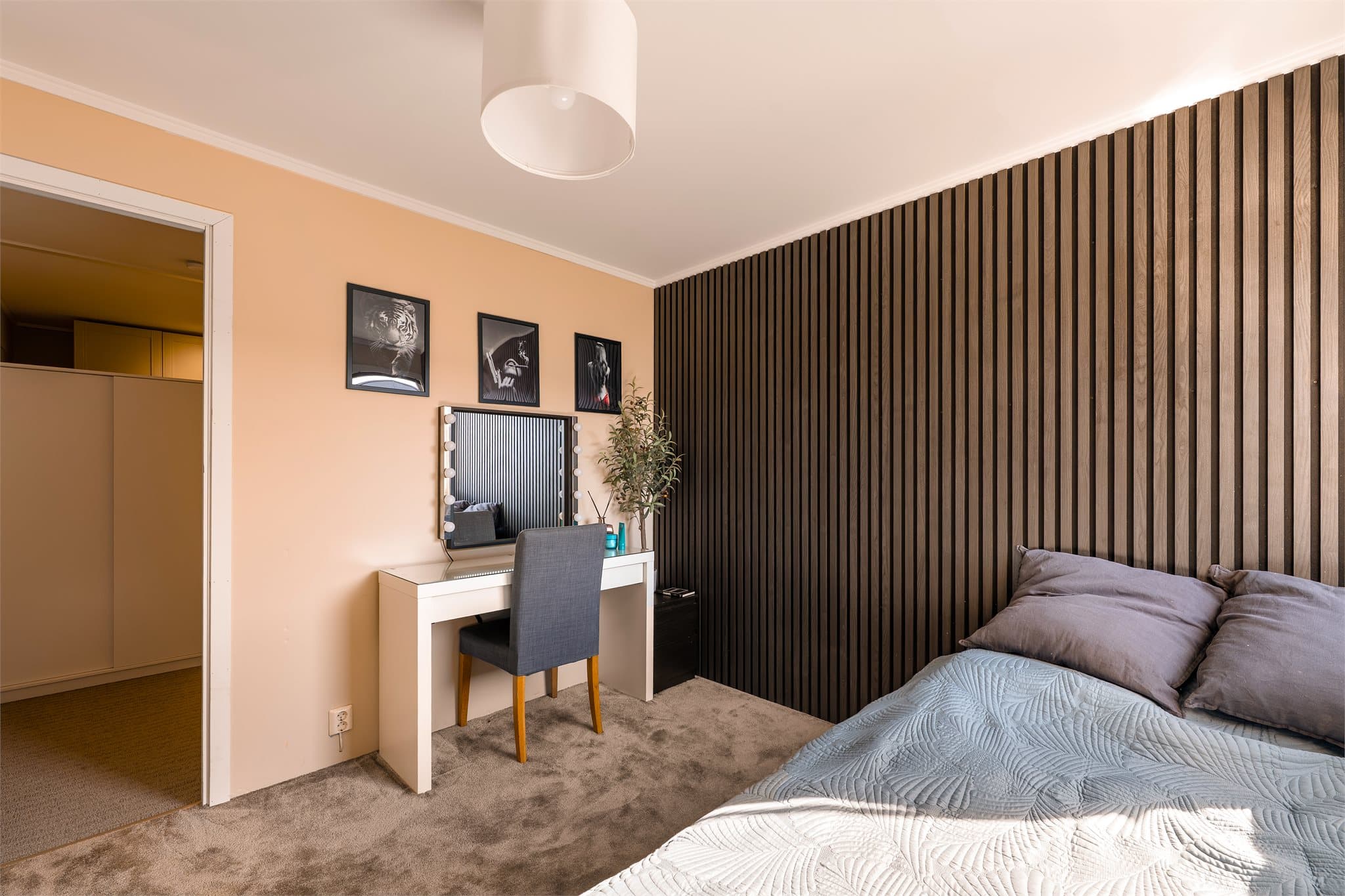 Alle rommene har god plass til seng og tilhørende møblement.