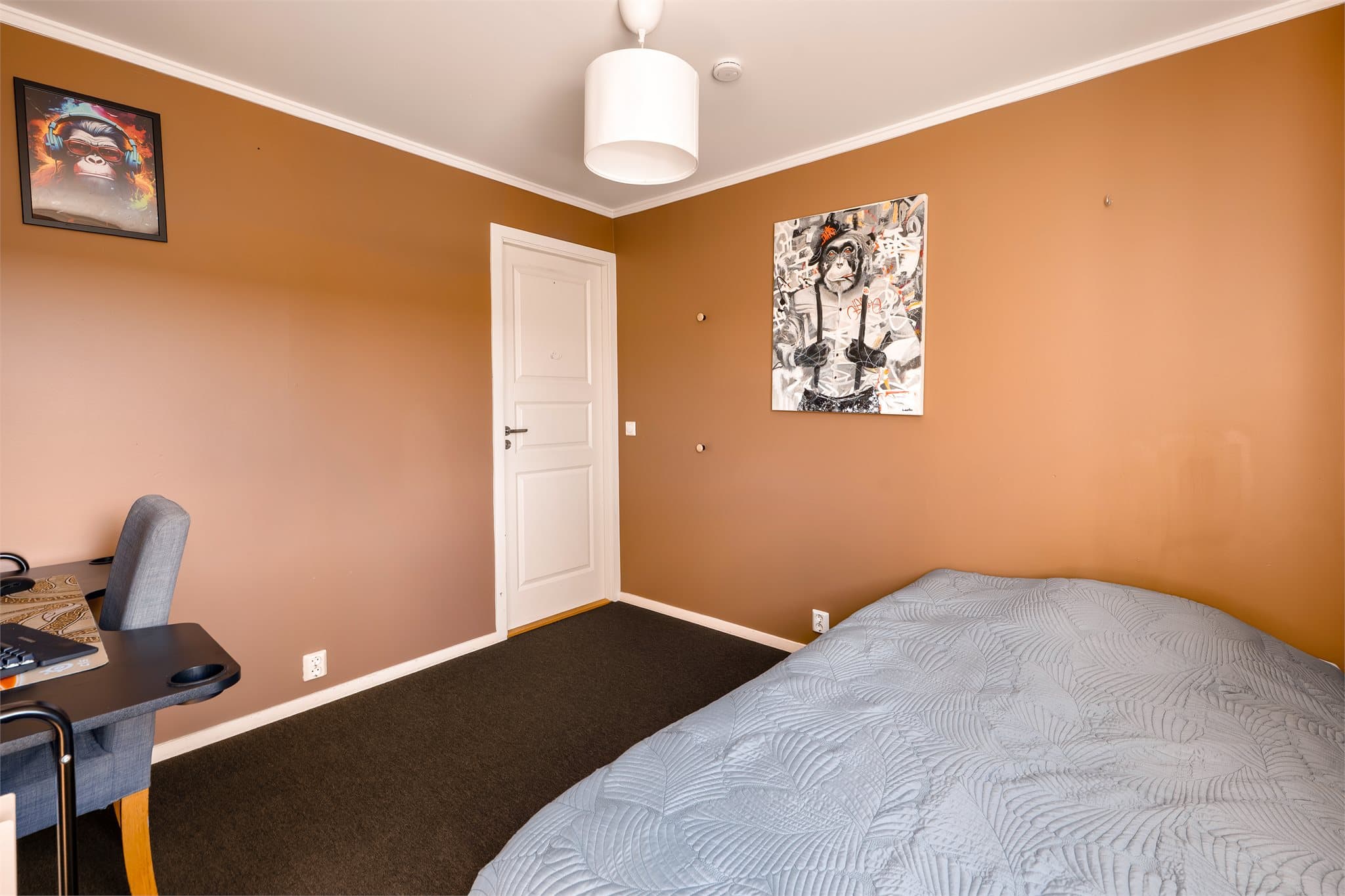 Alle soverommene i boligen har teppegulv, noe som skaper en lun og komfortabel atmosfære.