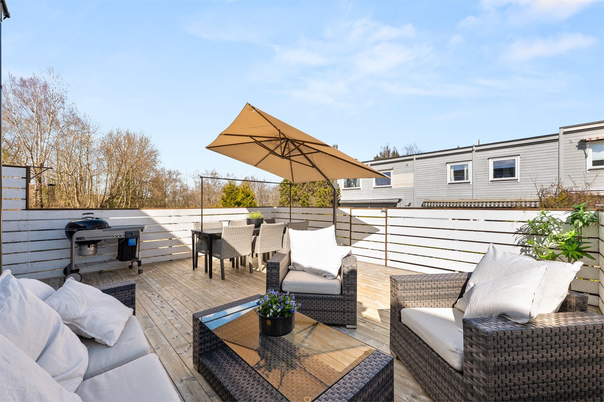 God plass til utemøbler, grill og beplantning.