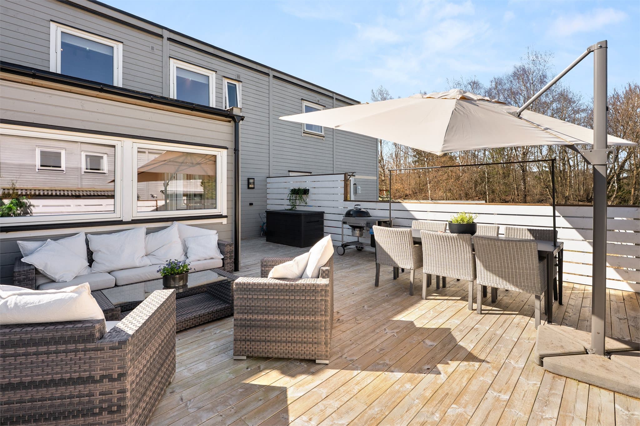 Fra stuen er det utgang til en fantastisk, solrik terrasse på ca. 40,8 kvm.