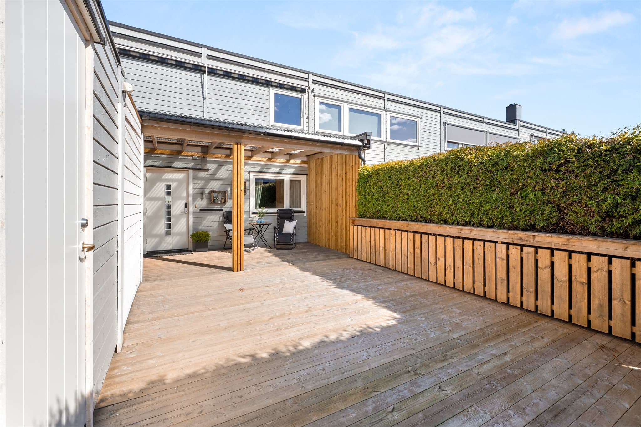 To utvendige boder ved inngangsparti, den ene på ca. 4,6 kvm og den andre på ca. 5,5 kvm.